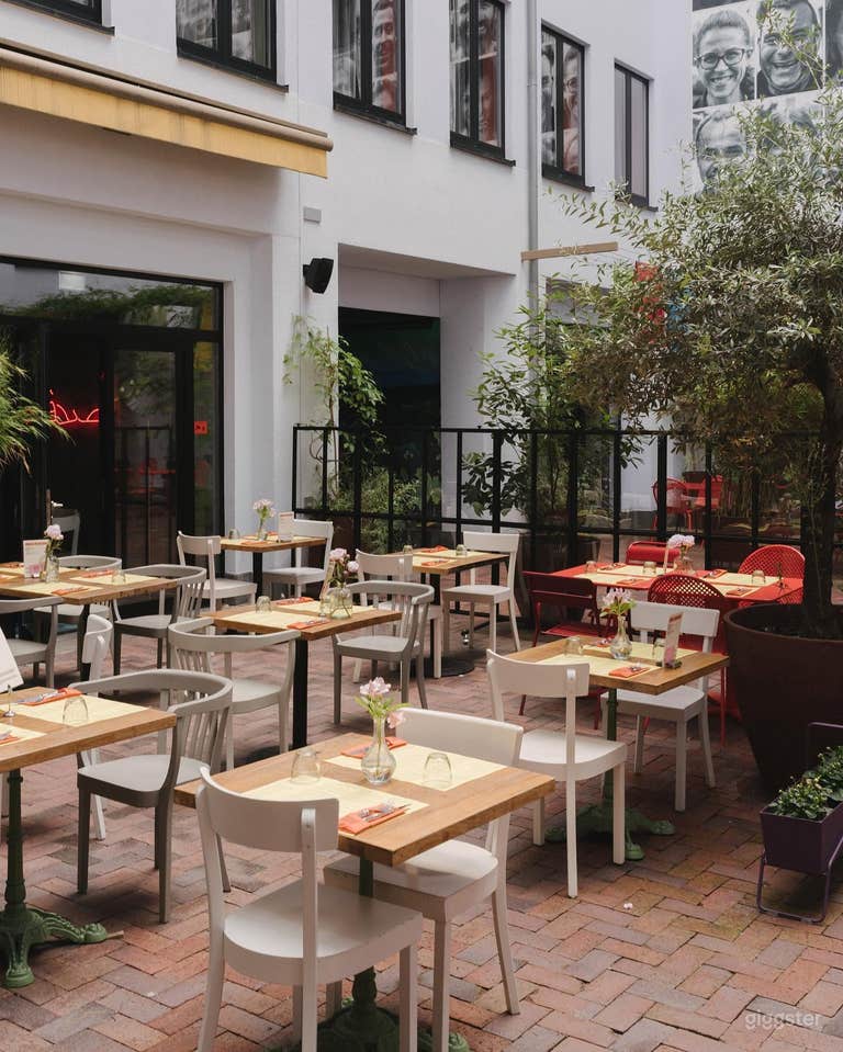  Restaurant und Bar im Industriestil mit Innenhof 
