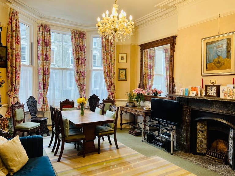  Victorian period living room 