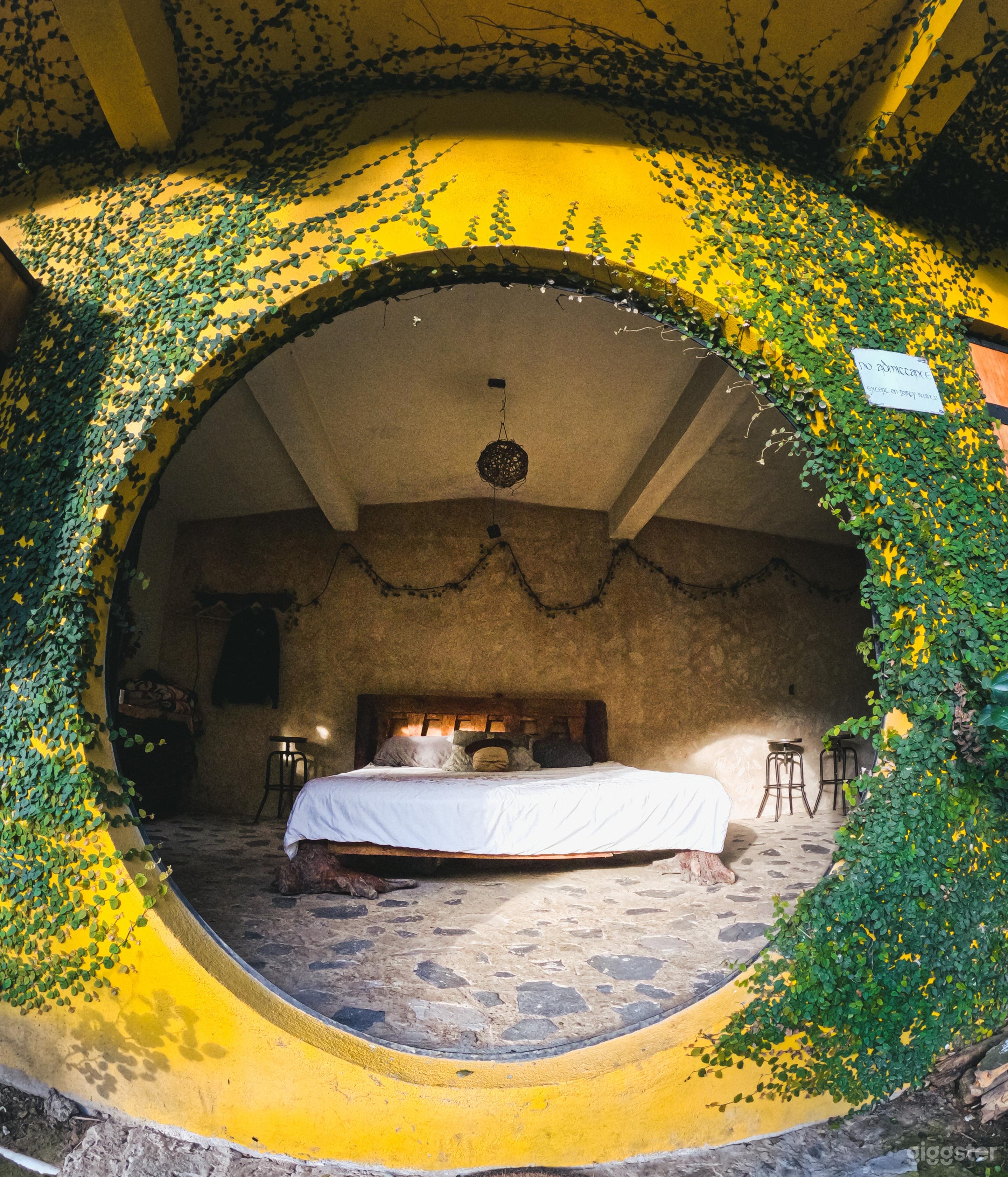 Casa de cuento de hadas con puerta redonda y vista al bosque Foto 4