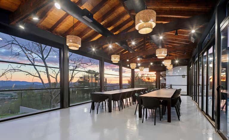  Luxurious Dining Space with Great Views 