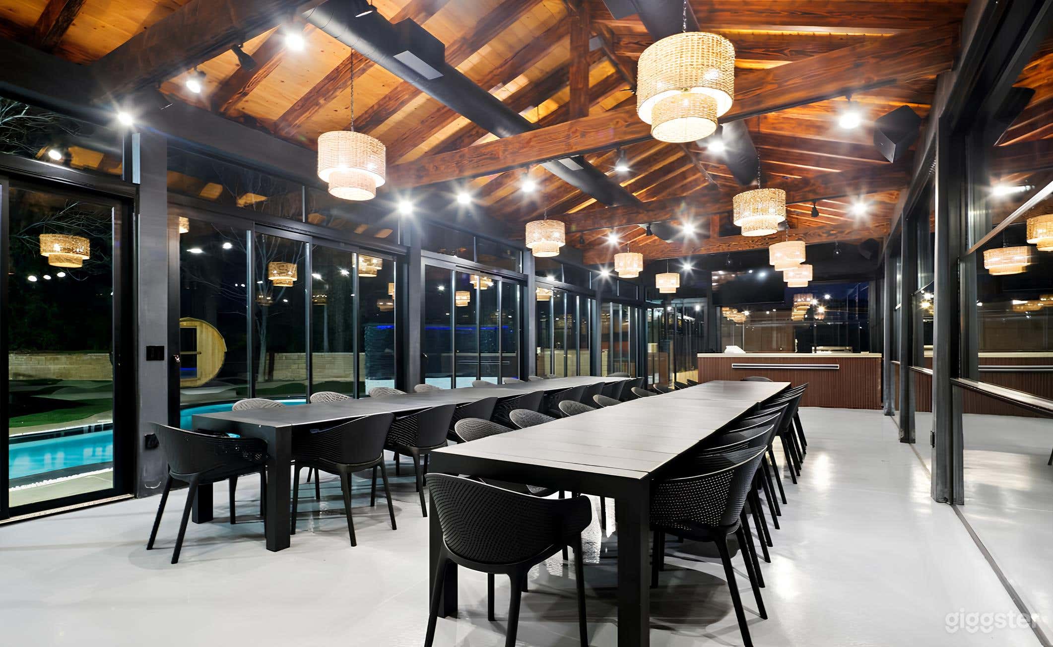 Luxurious Dining Space with Great Views Photo 4