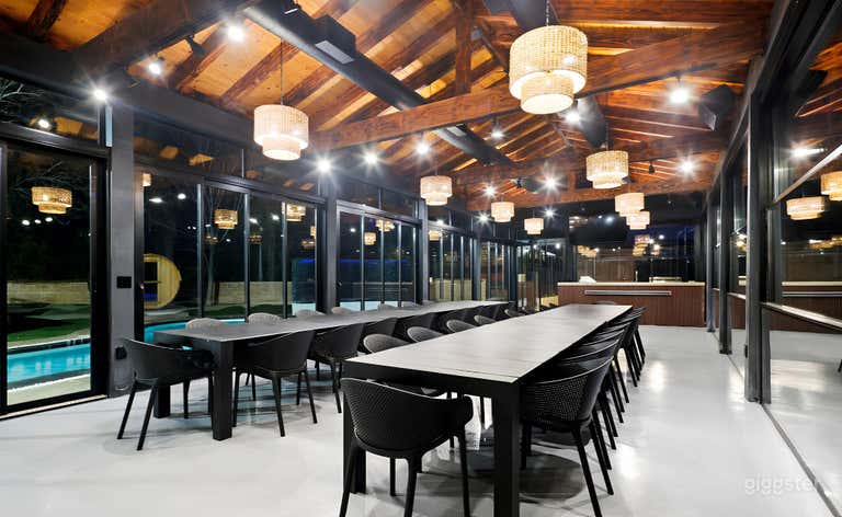  Luxurious Dining Space with Great Views 