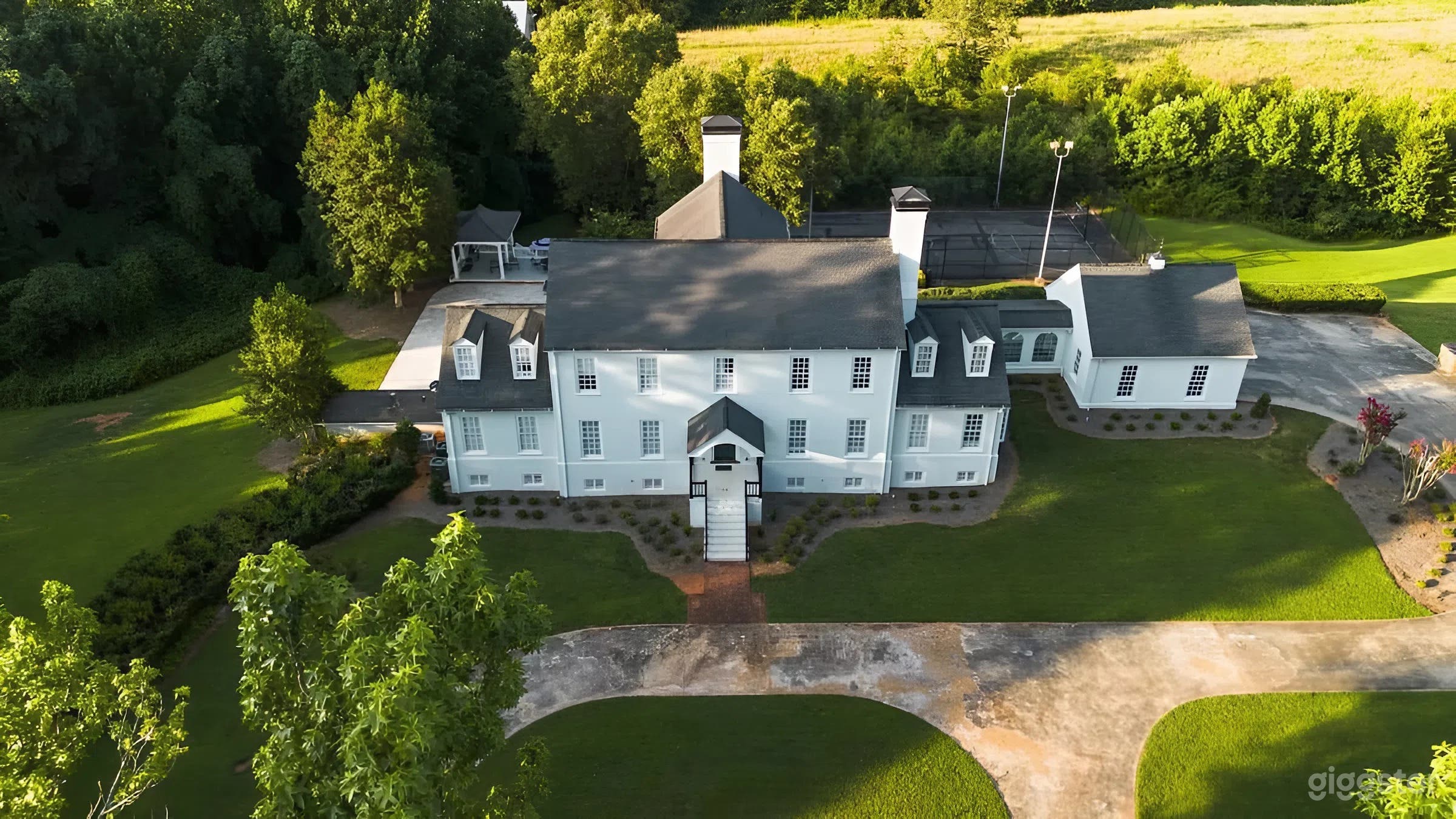 North Hall Chateau - Private Resort Paradise Photo 1