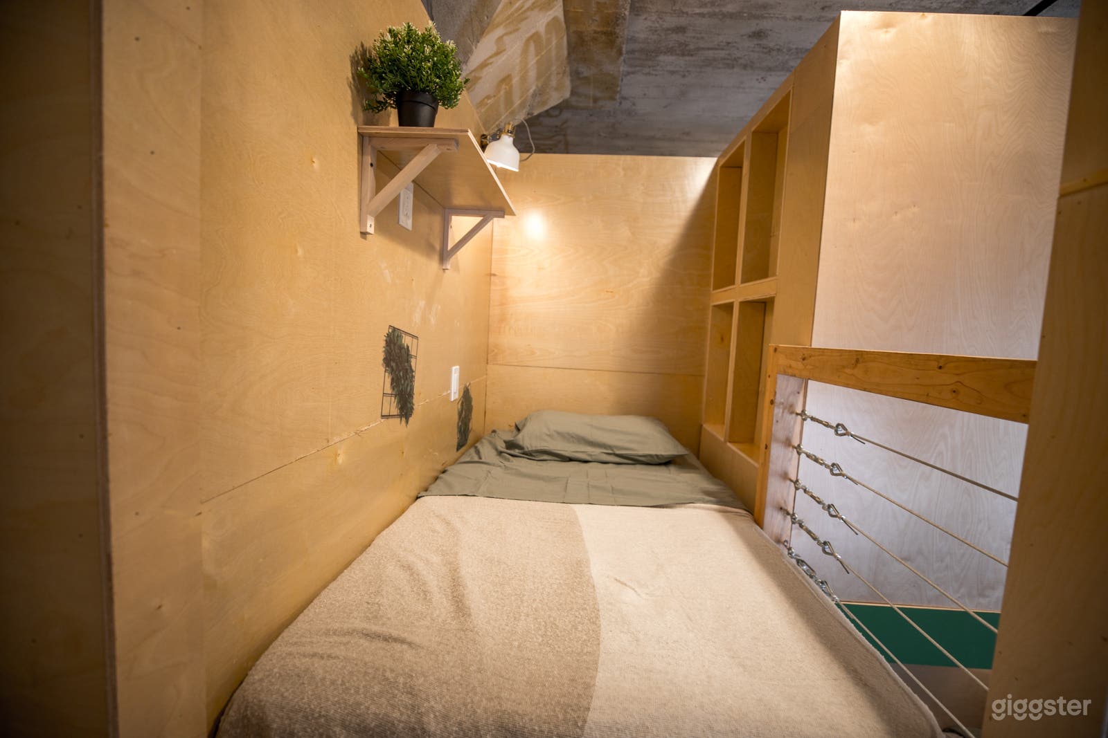 Custom Bunks Co-Living at PodShare Hollywood/Vine Photo 4