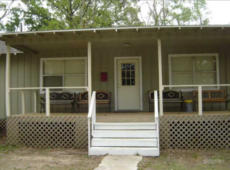  Сharming Lake House in Cleveland 