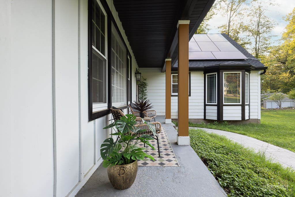 Indoor/Outdoor Creative Space with Natural Light Photo 3