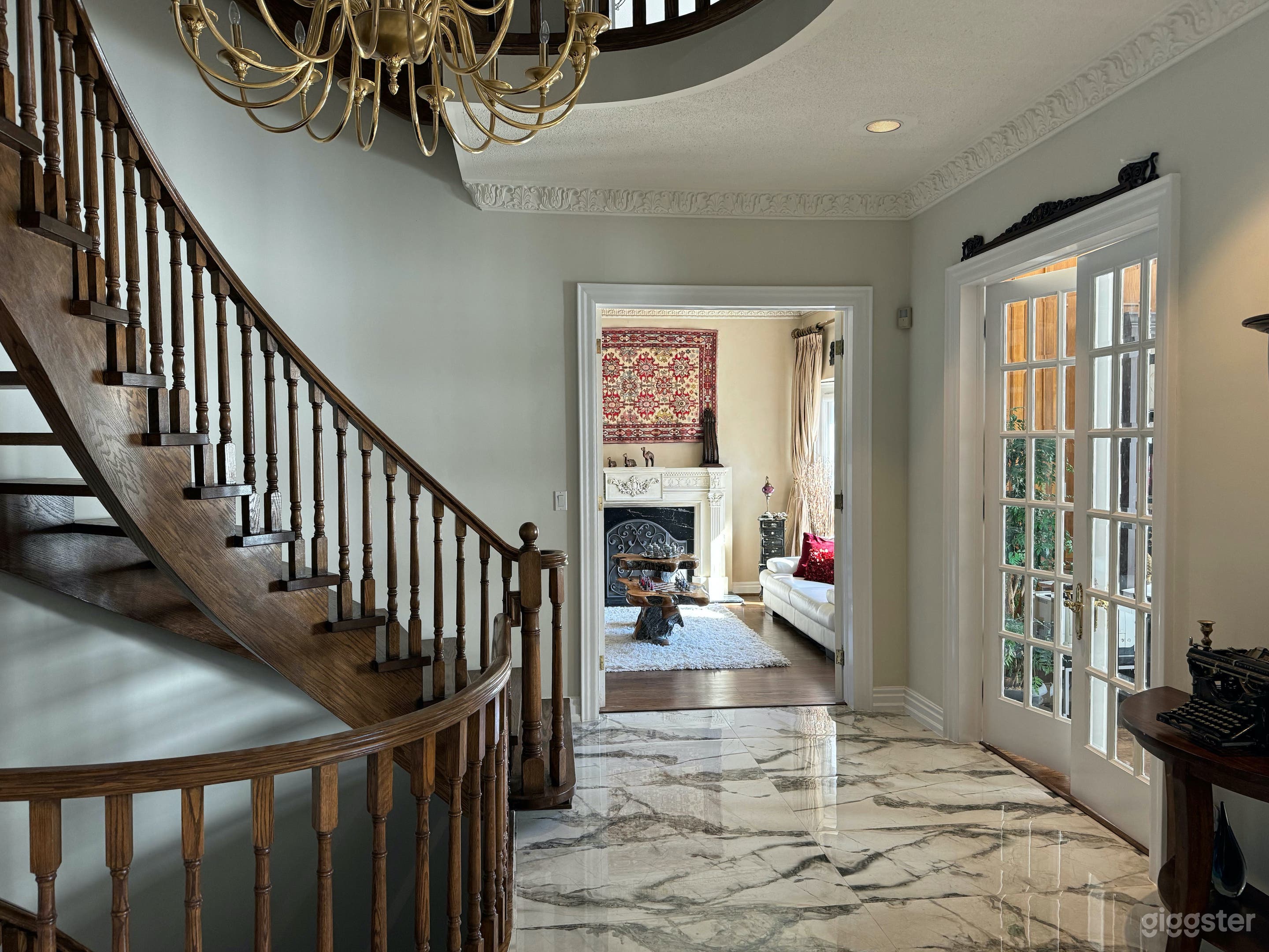 Luxury Mansion in Downtown Toronto Photo 2