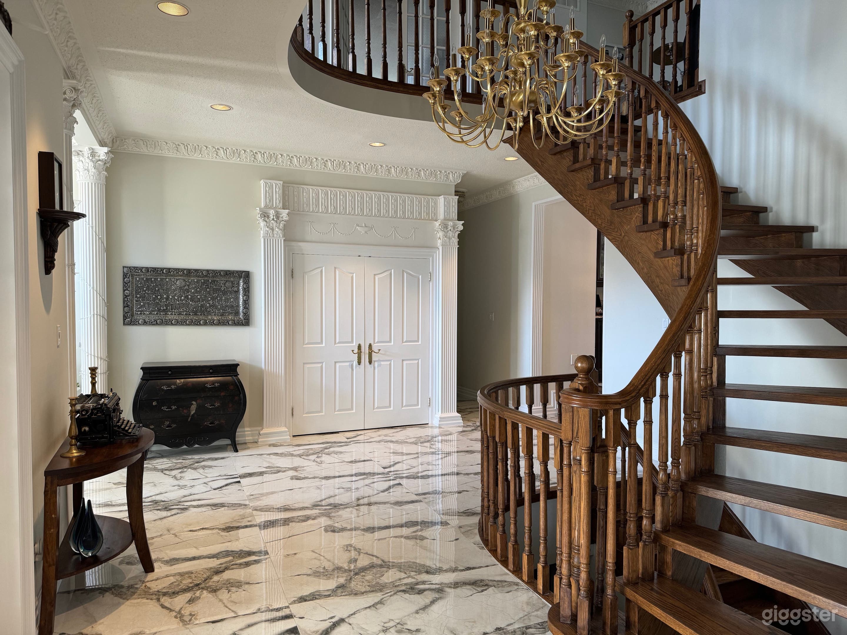 Luxury Mansion in Downtown Toronto Photo 3