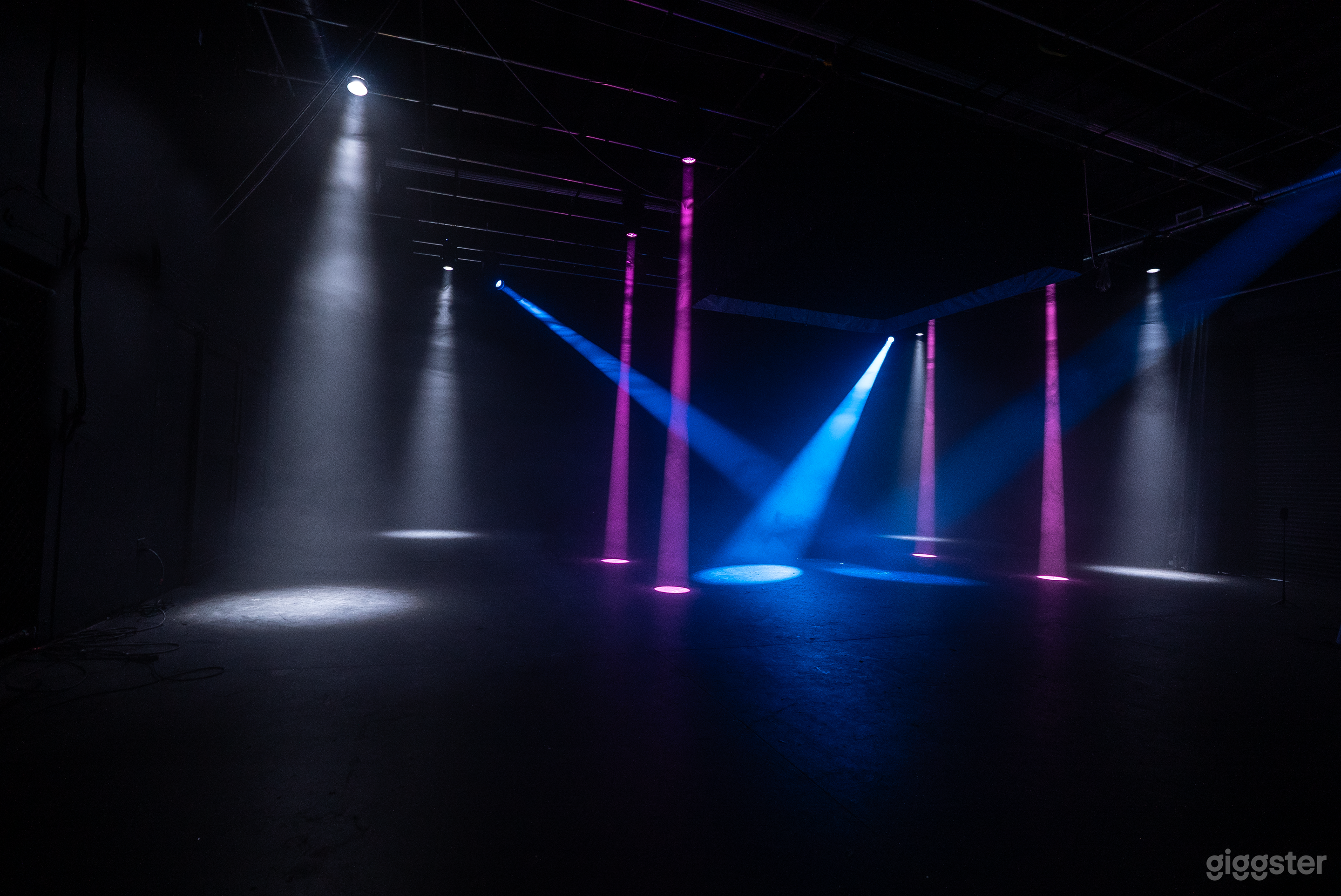 Light Beam Black Void Stage Photo 4