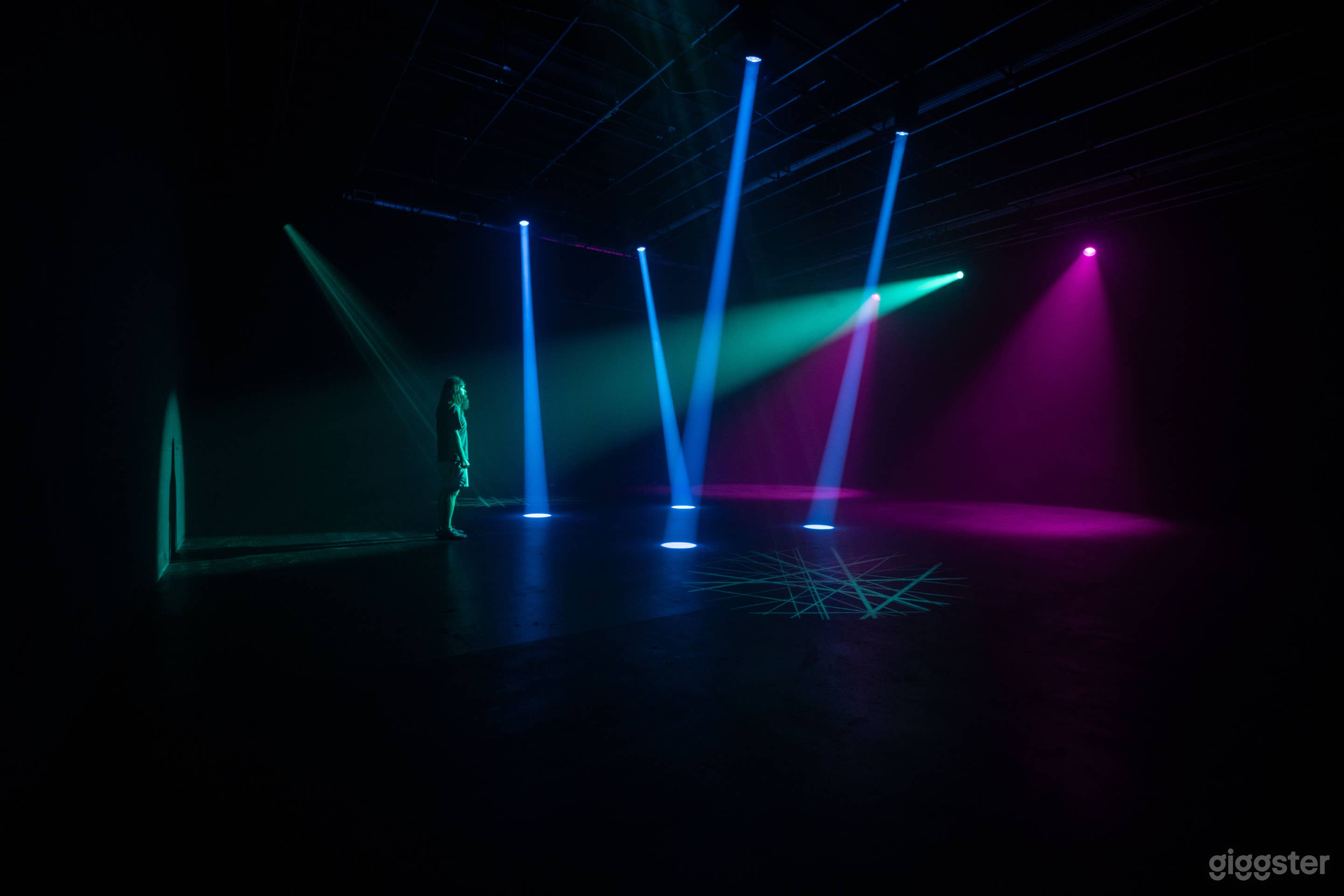 Light Beam Black Void Stage Photo 2