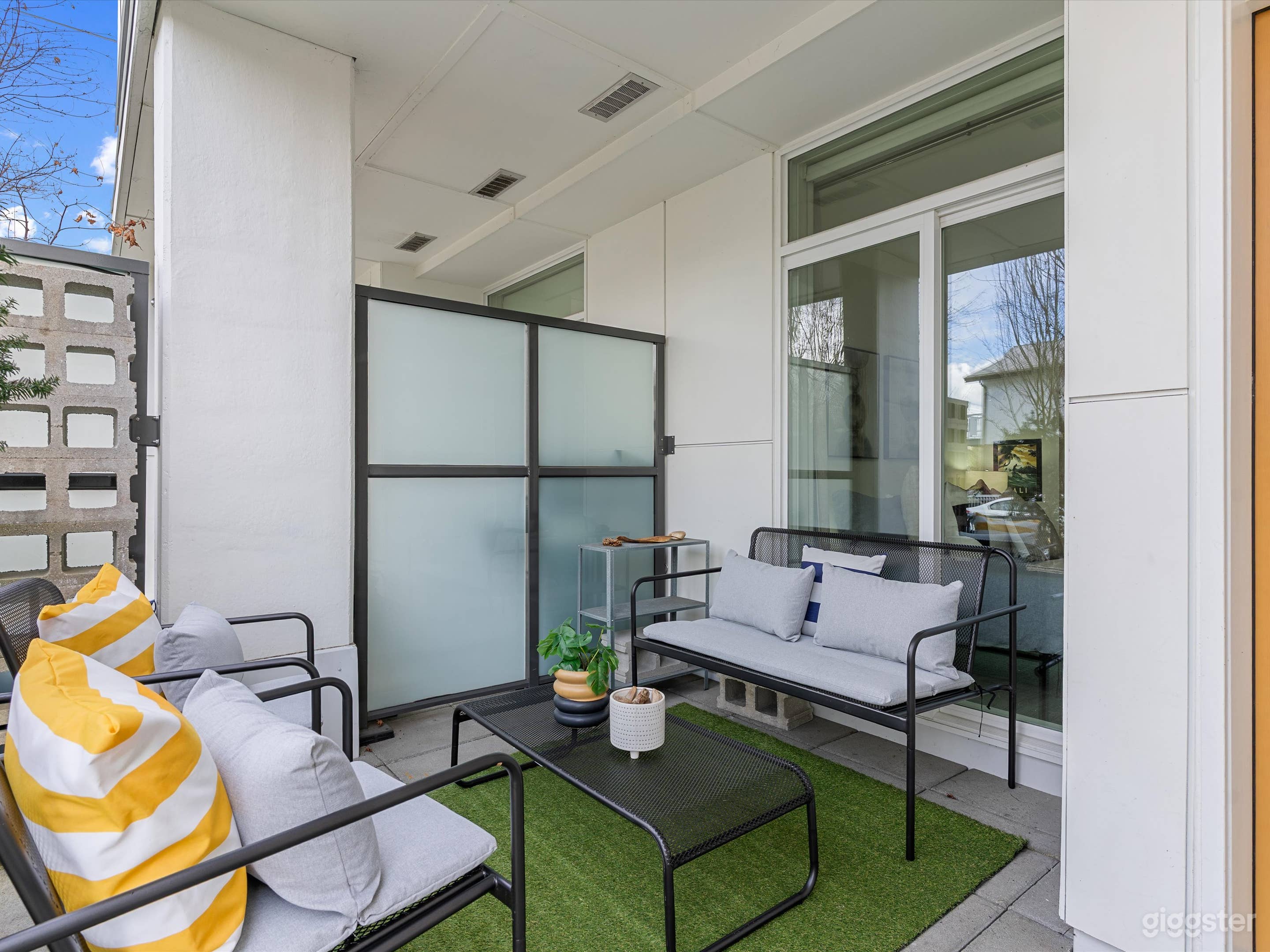 Stunning, bright, modern, 3bdr + den Townhome Photo 4