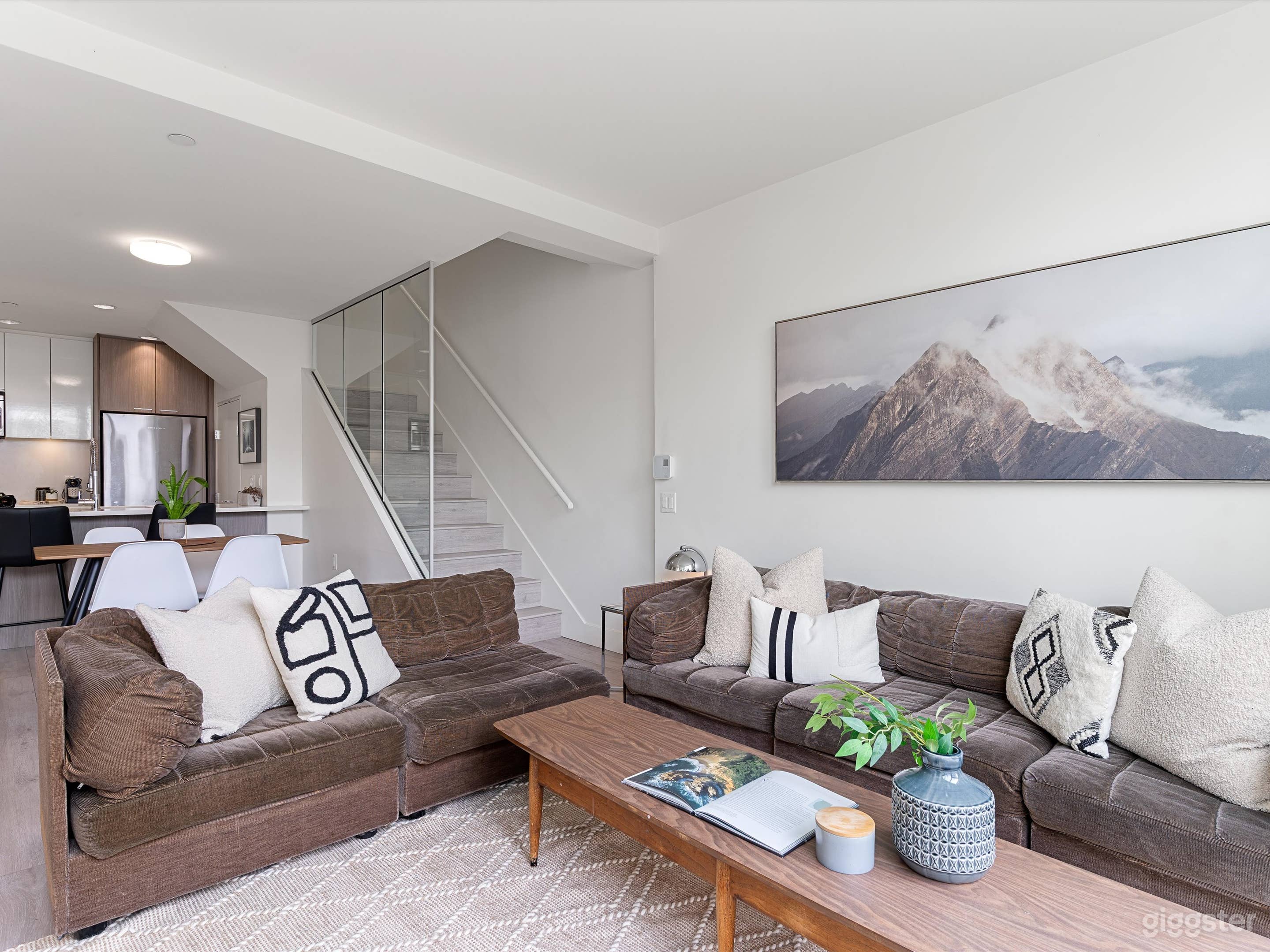 Stunning, bright, modern, 3bdr + den Townhome Photo 2