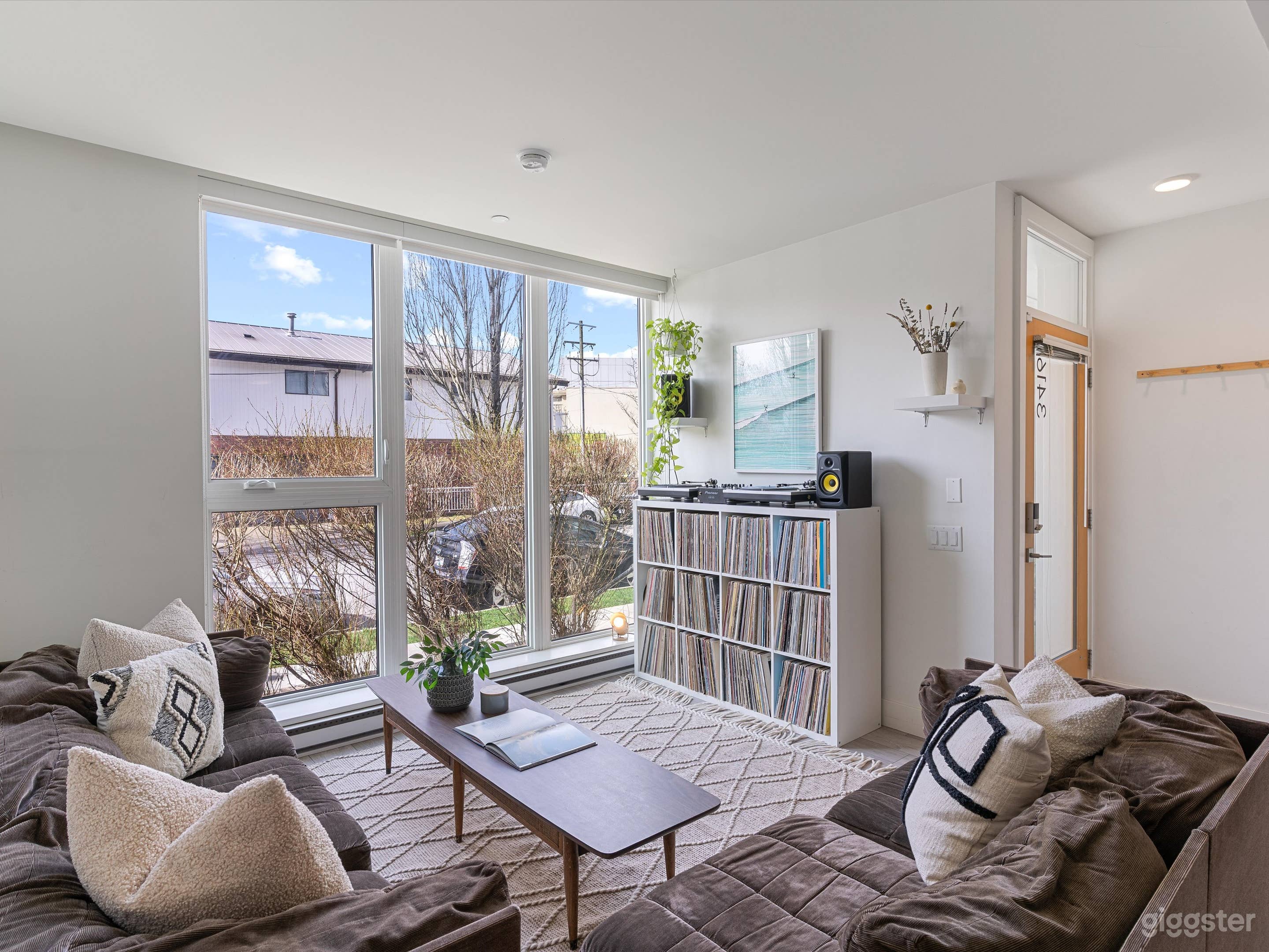 Stunning, bright, modern, 3bdr + den Townhome Photo 1