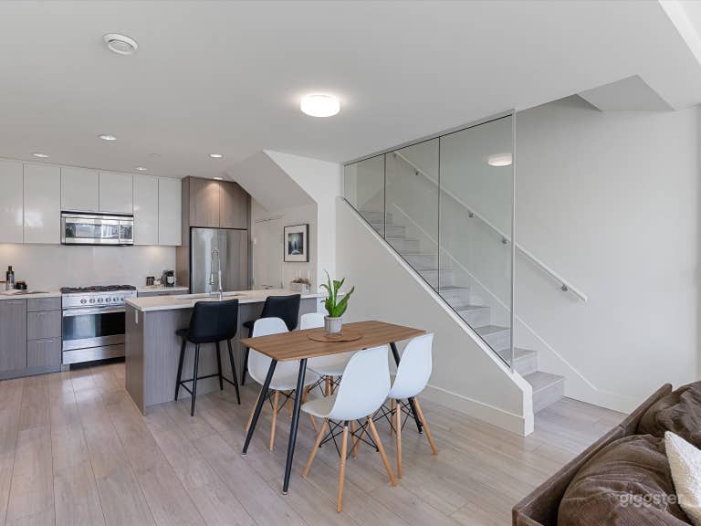  Stunning, bright, modern, 3bdr + den Townhome 