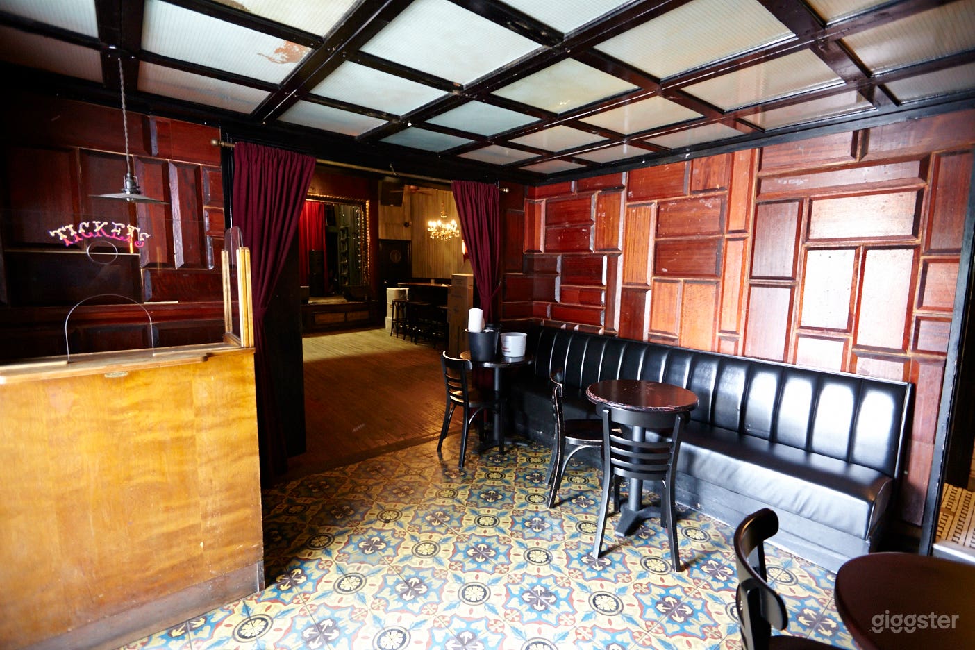 Bar and music venue: Location 5032 Photo 2