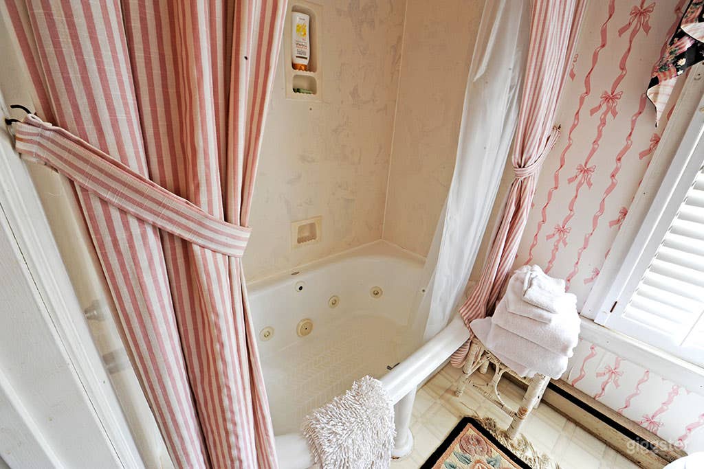 Intimate Sitting Area Photo 4