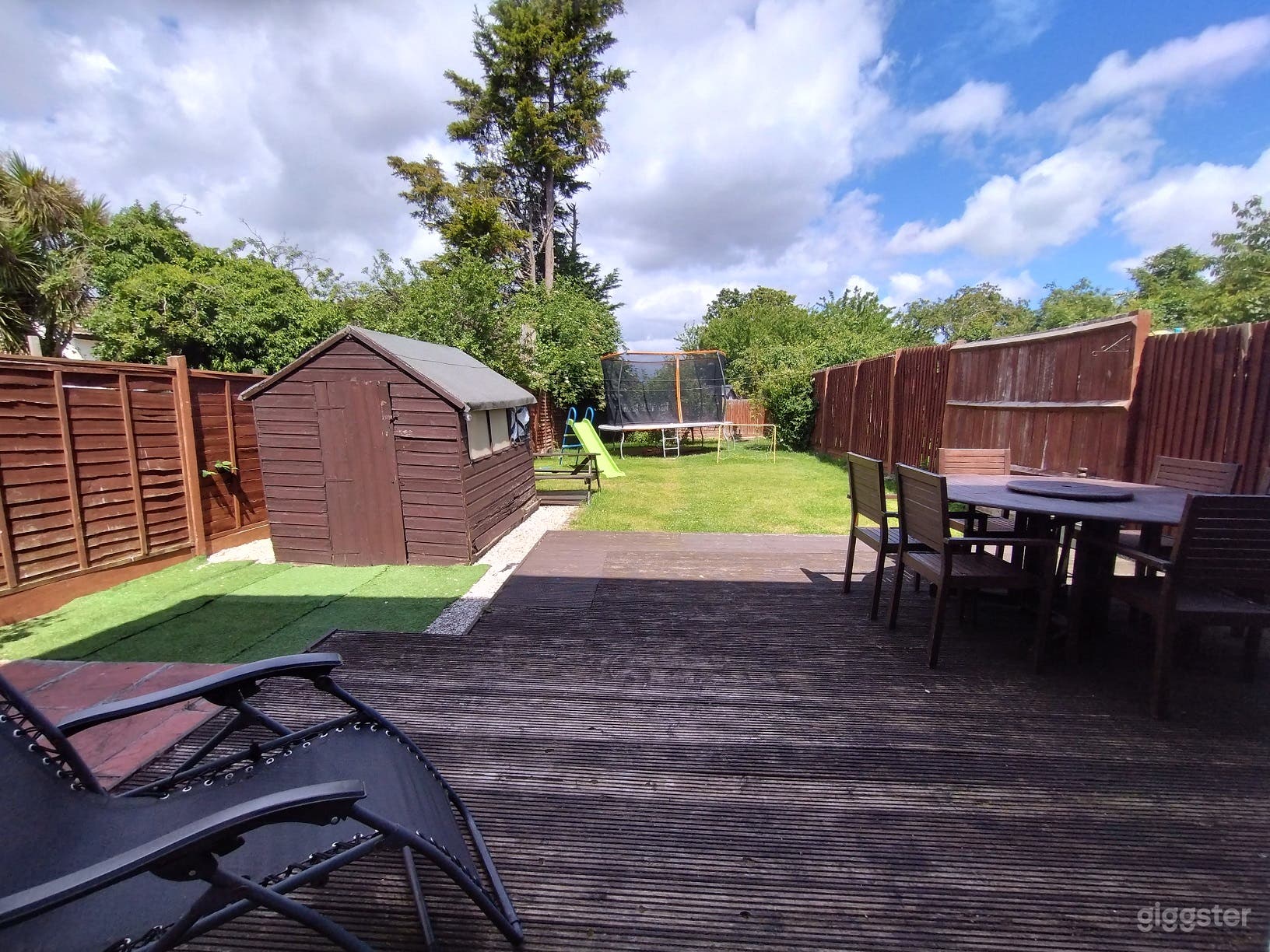Large Garden with trampoline Photo 1