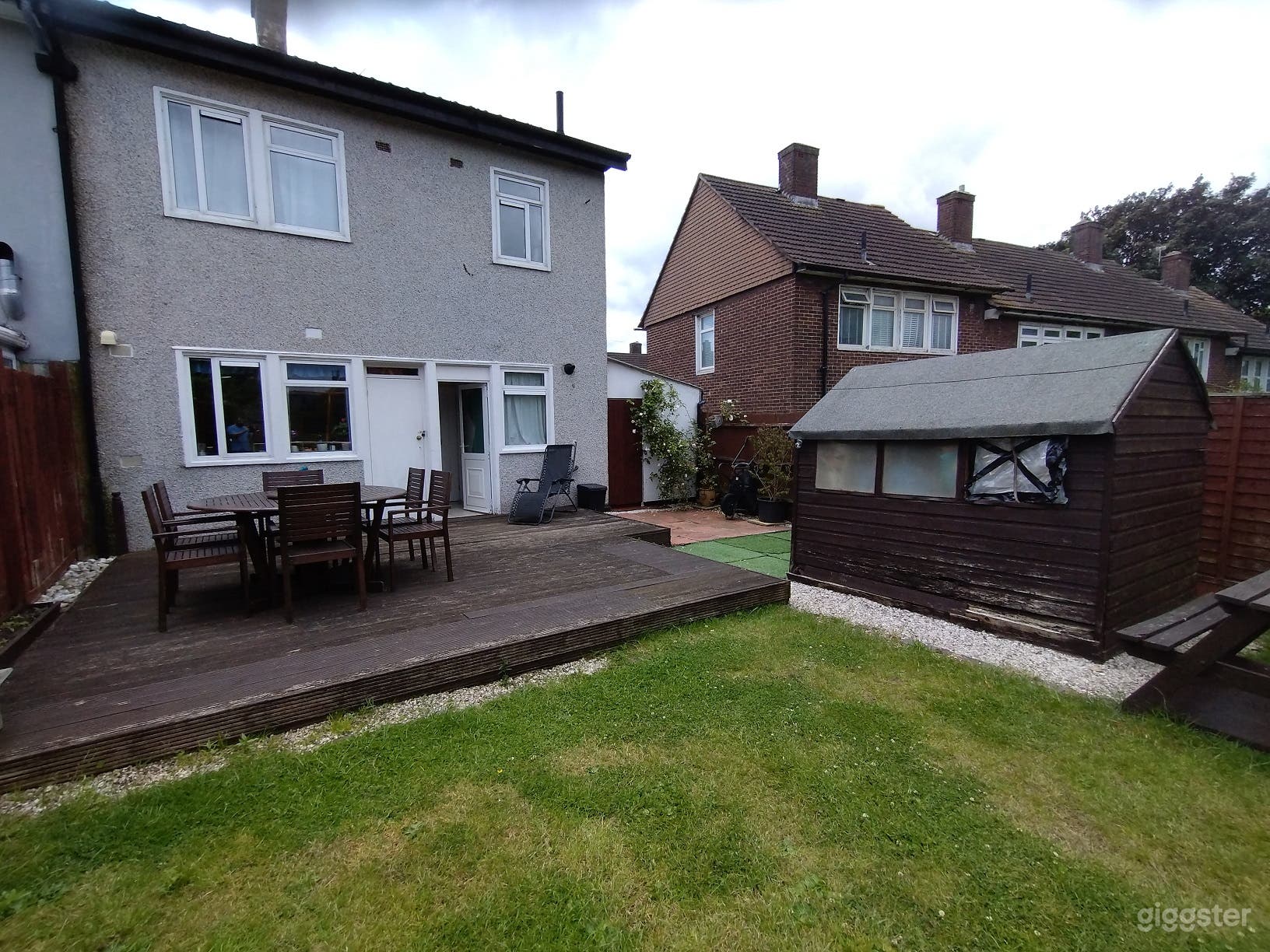 Large Garden with trampoline Photo 3