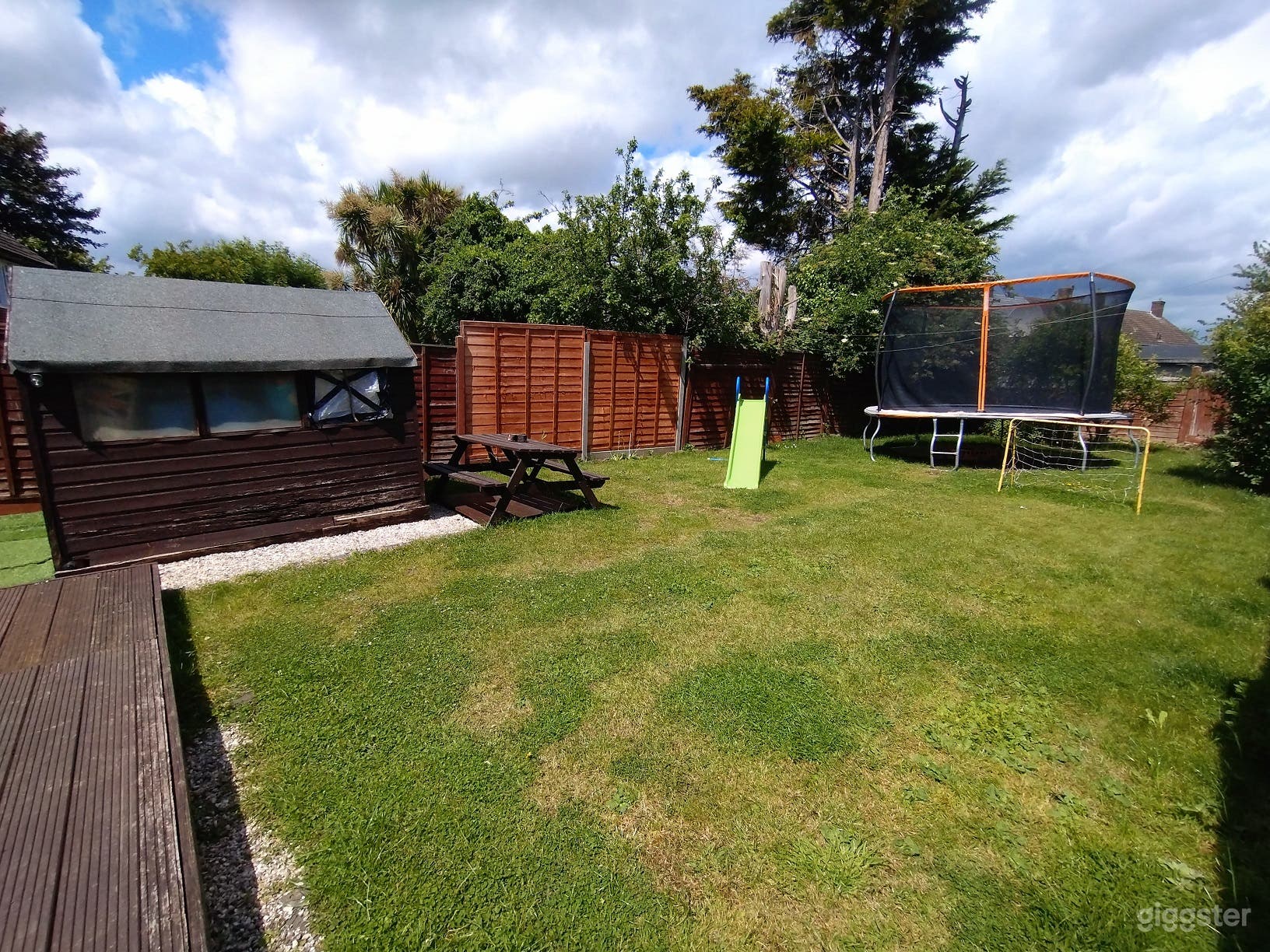 Large Garden with trampoline Photo 2