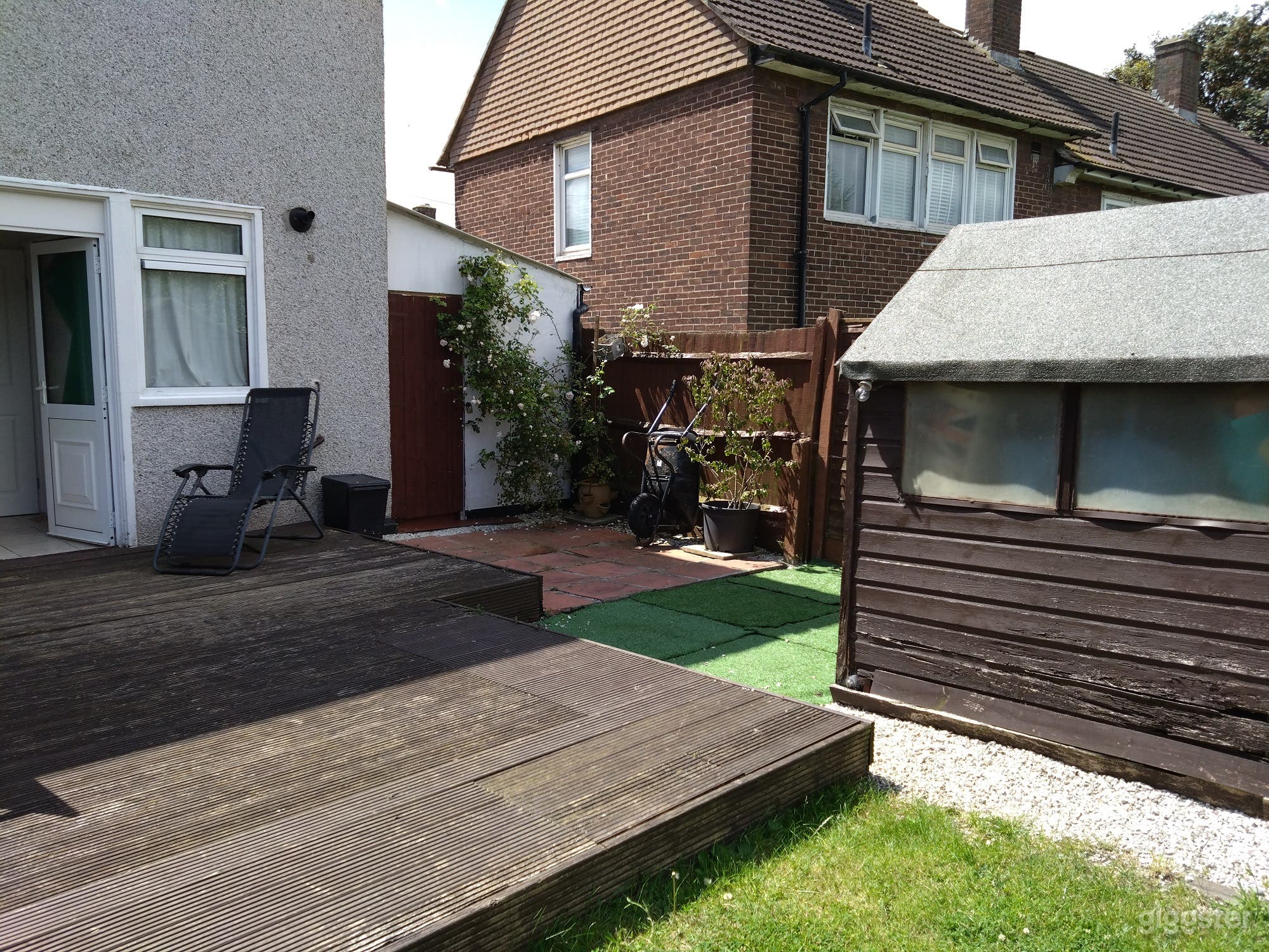 Large Garden with trampoline Photo 4