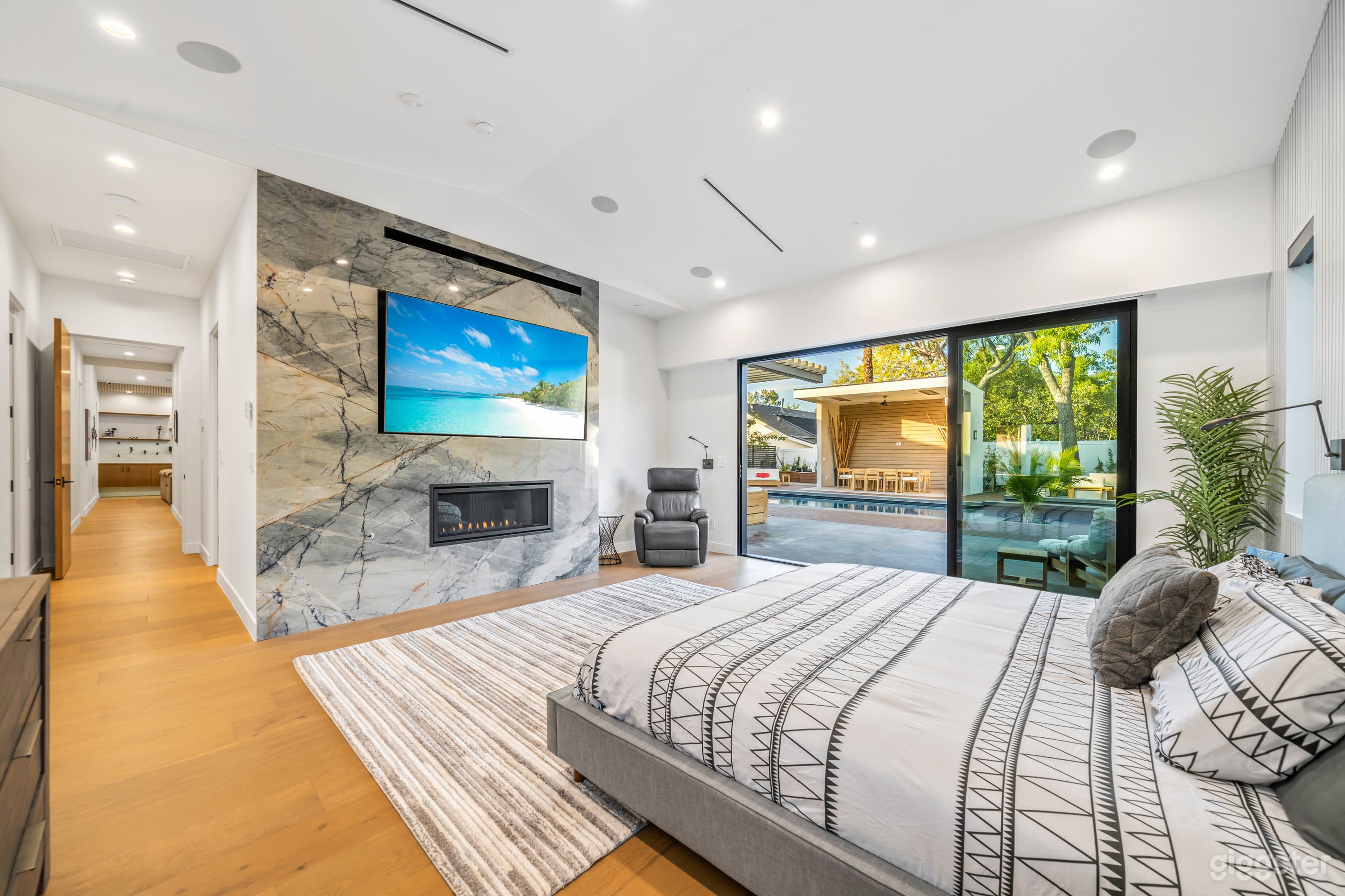 LUXURIOUS MODERN FARMHOUSE IN WOODLAND HILLS Photo 4