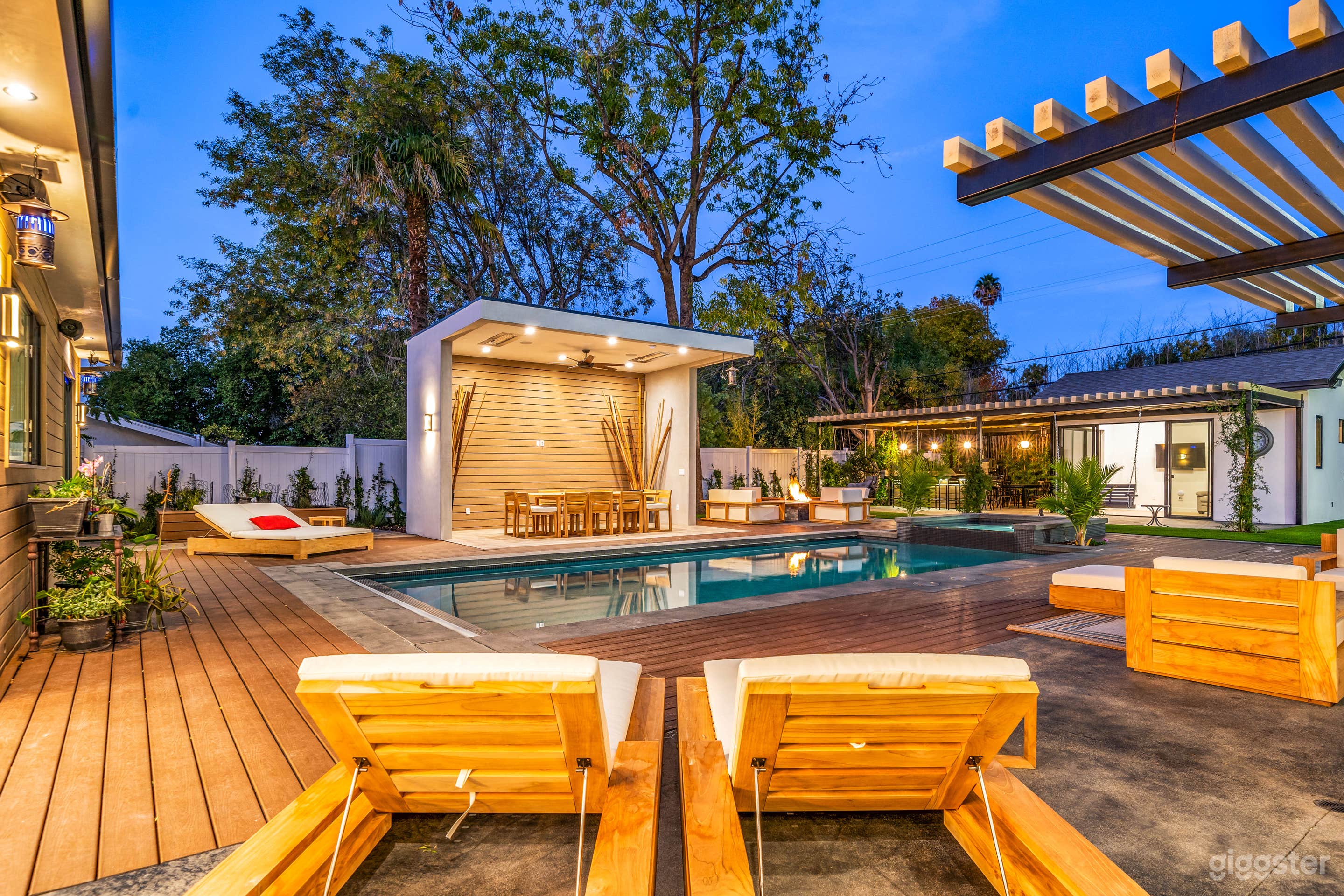 LUXURIOUS MODERN FARMHOUSE IN WOODLAND HILLS Photo 2