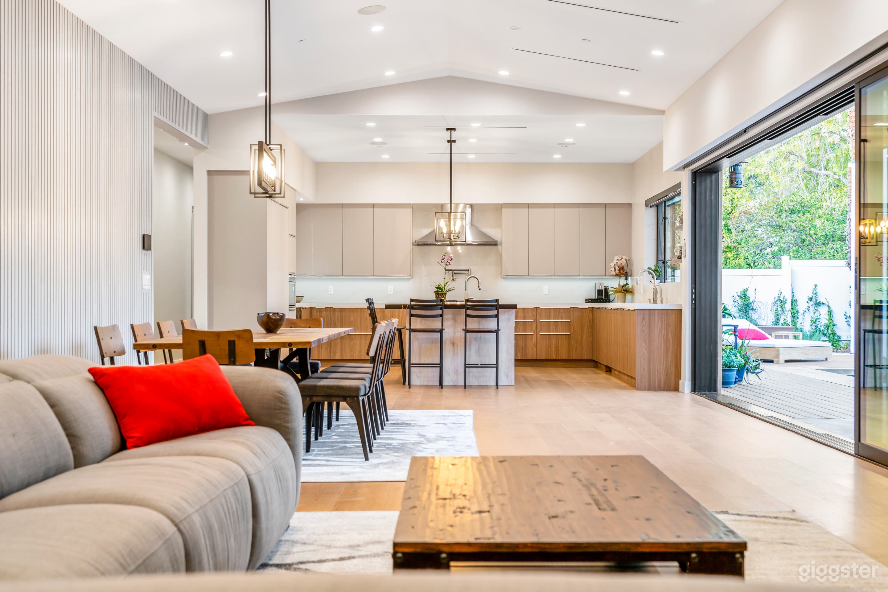 LUXURIOUS MODERN FARMHOUSE IN WOODLAND HILLS Photo 3