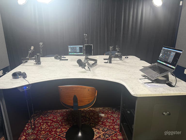  Professional Podcast & Broadcast Studio 