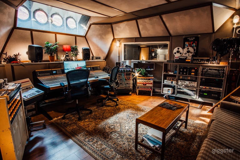  Londons' Floating Recording Studio 