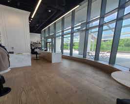  Bright Downtown Studio for Meetings and Photos 