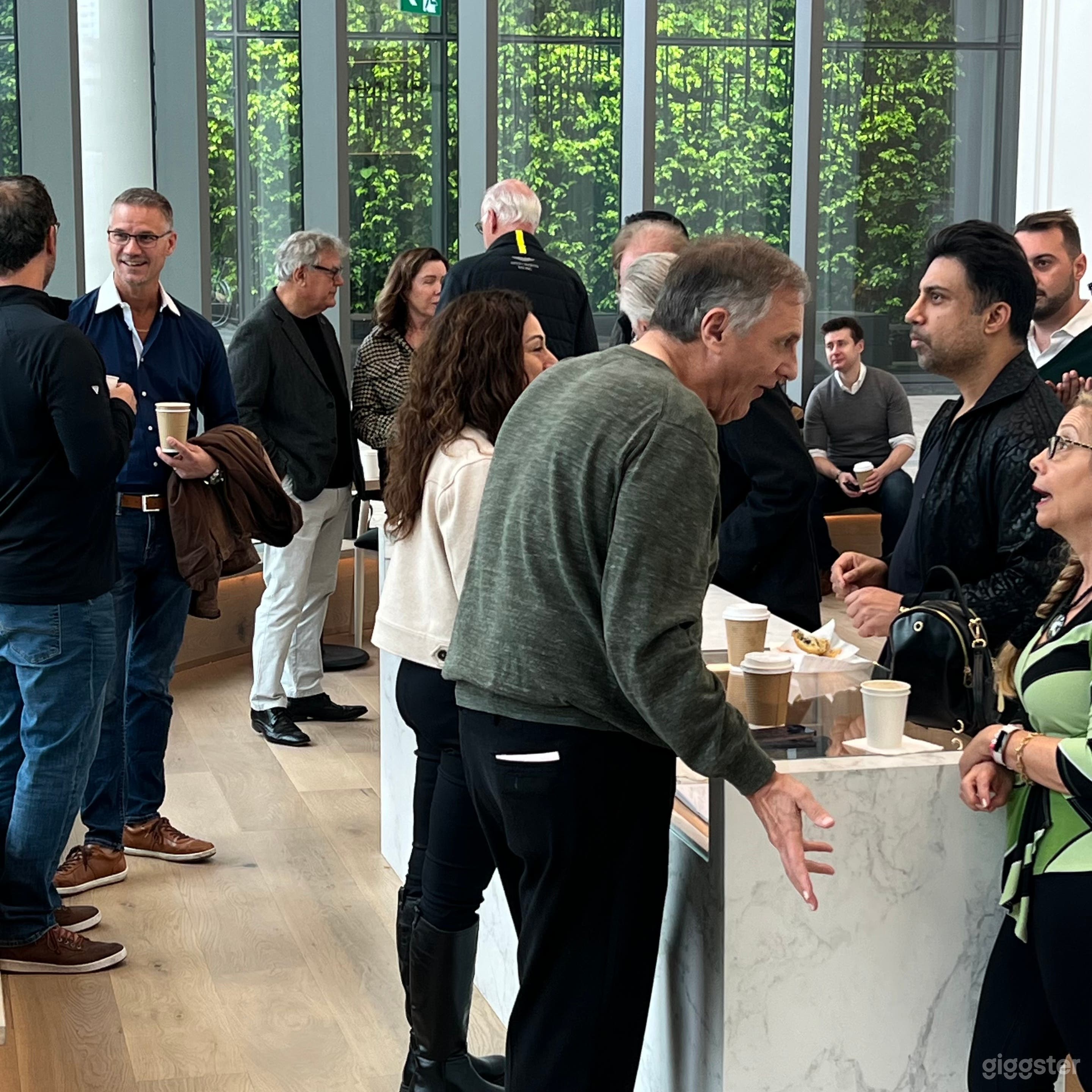 Bright Downtown Studio for Meetings and Photos Photo 4