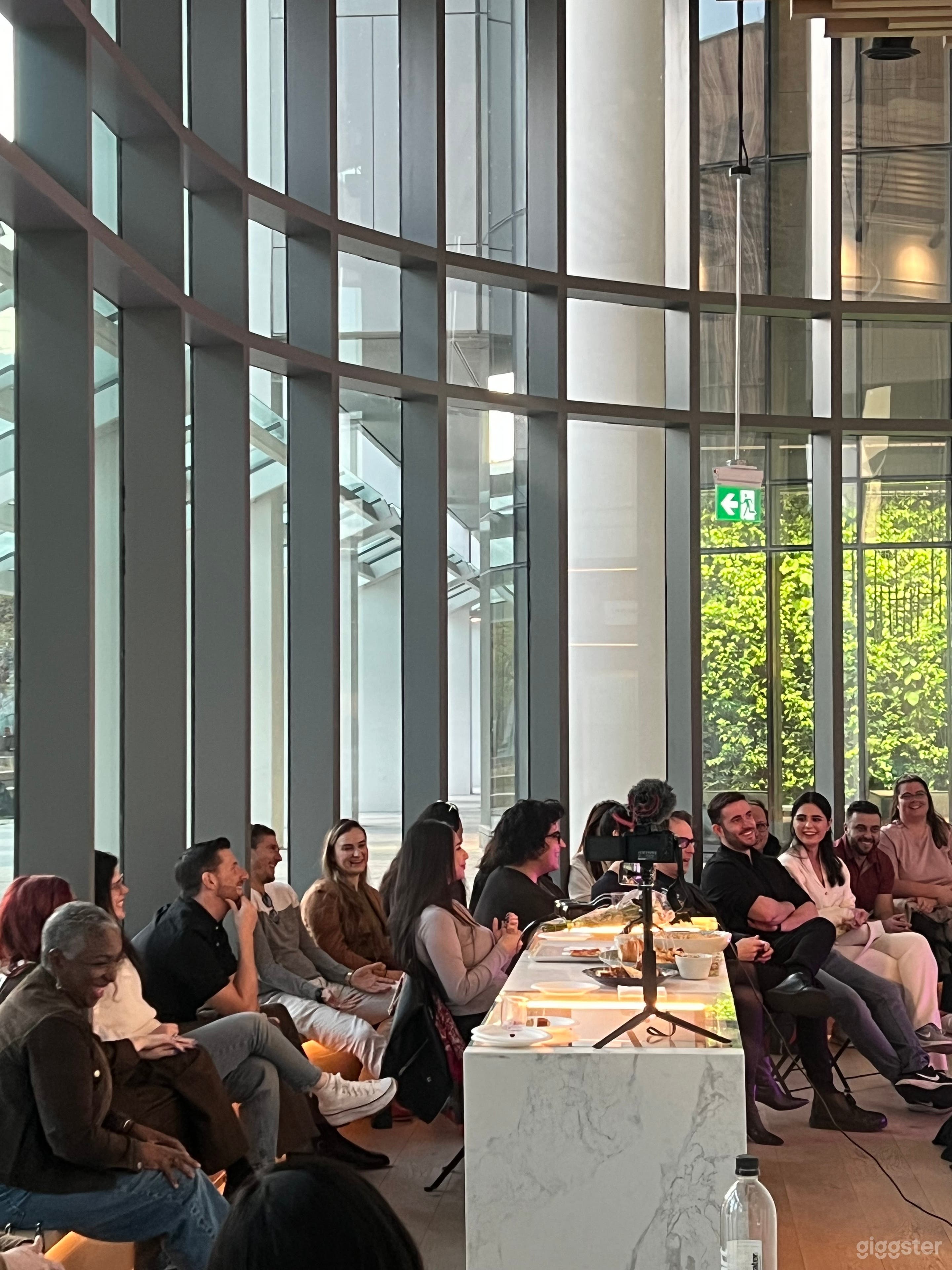 Bright Downtown Studio for Meetings and Photos Photo 3