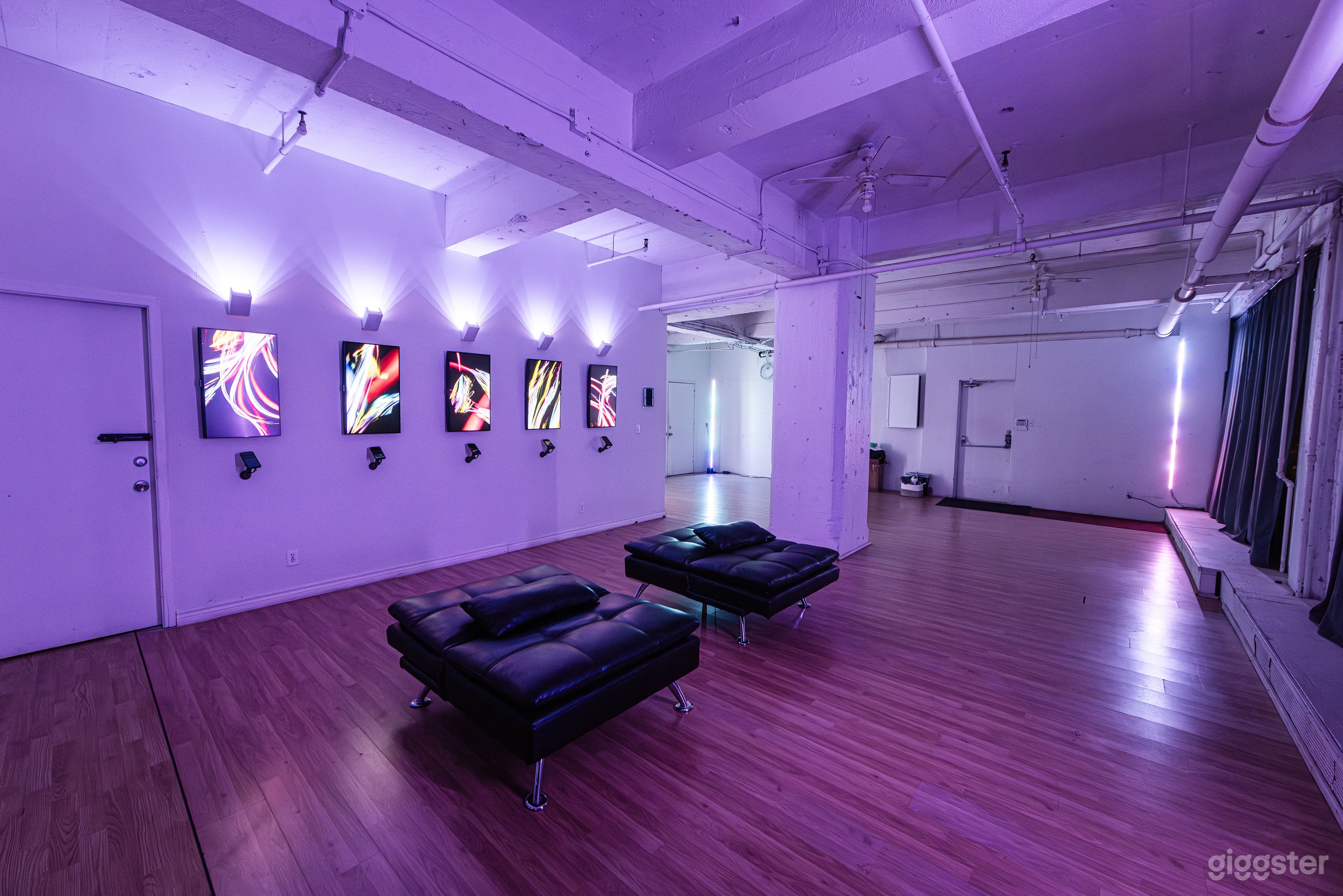 Multi-function gallery with RGB lights &amp; 5 monitors, Plateau Photo 1