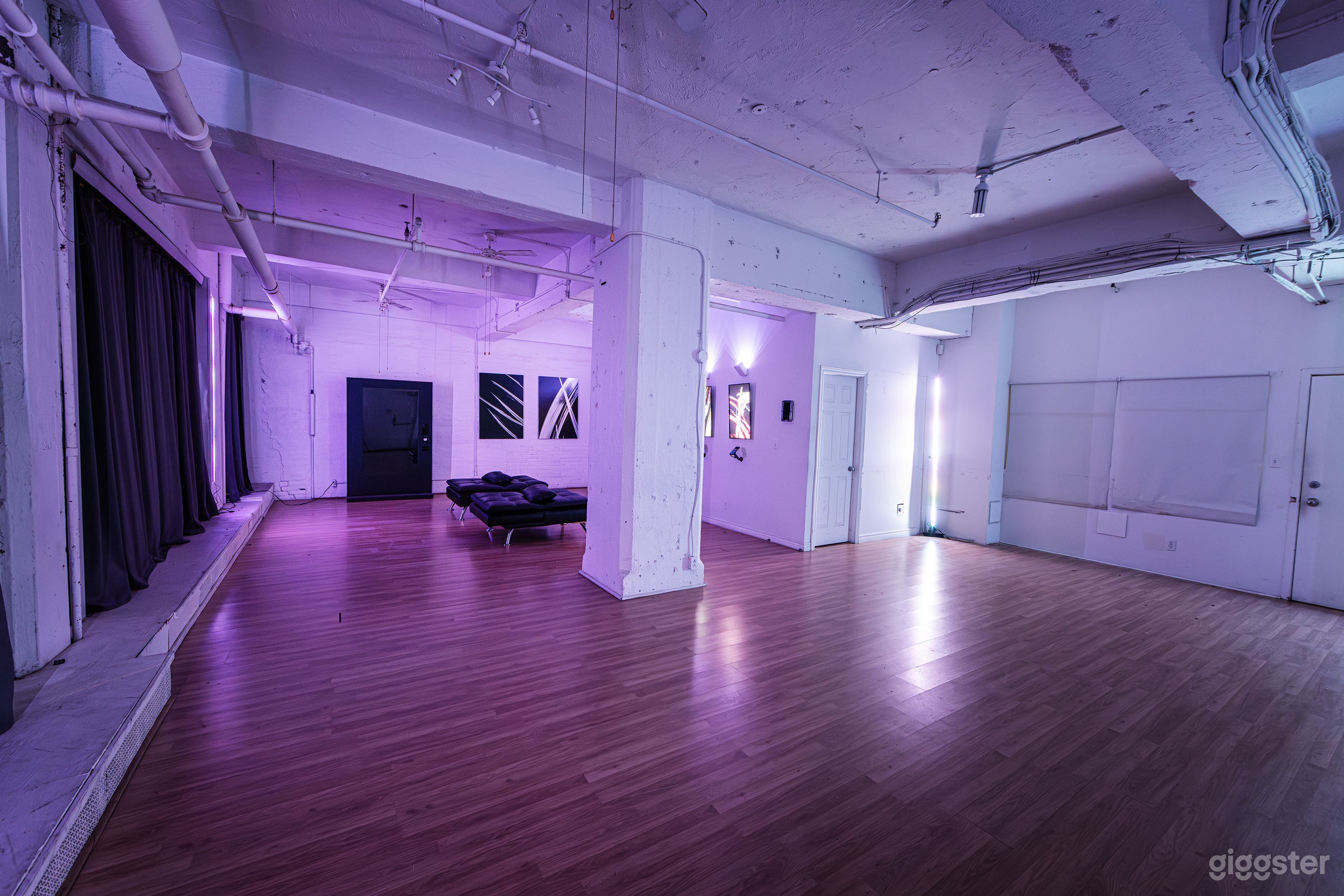 Multi-function gallery with RGB lights &amp; 5 monitors, Plateau Photo 4