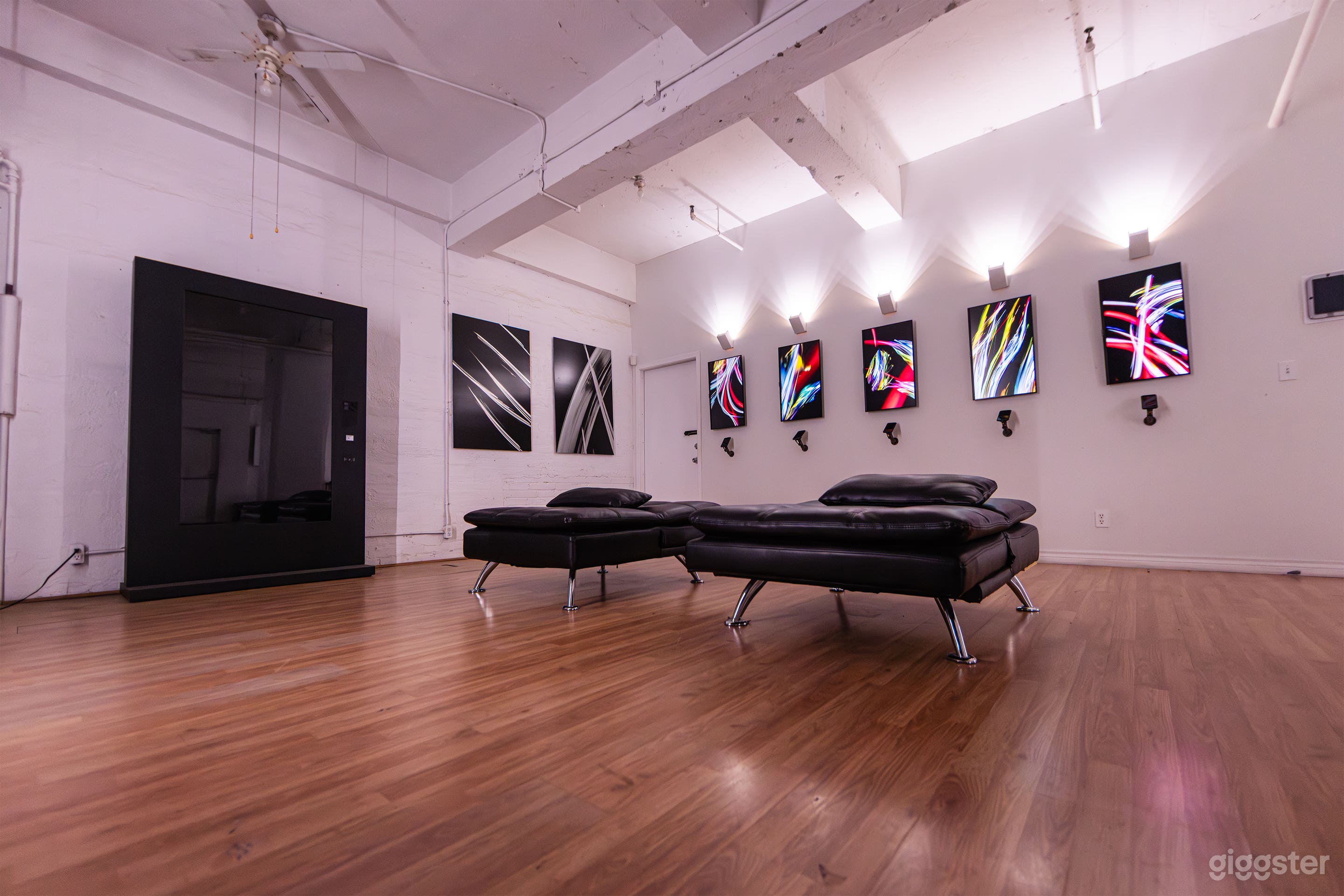 Multi-function gallery with RGB lights &amp; 5 monitors, Plateau Photo 2