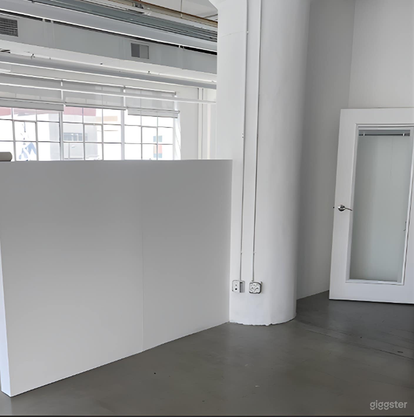 Versatile Open Space with Kitchenette, High Ceiling Photo 3