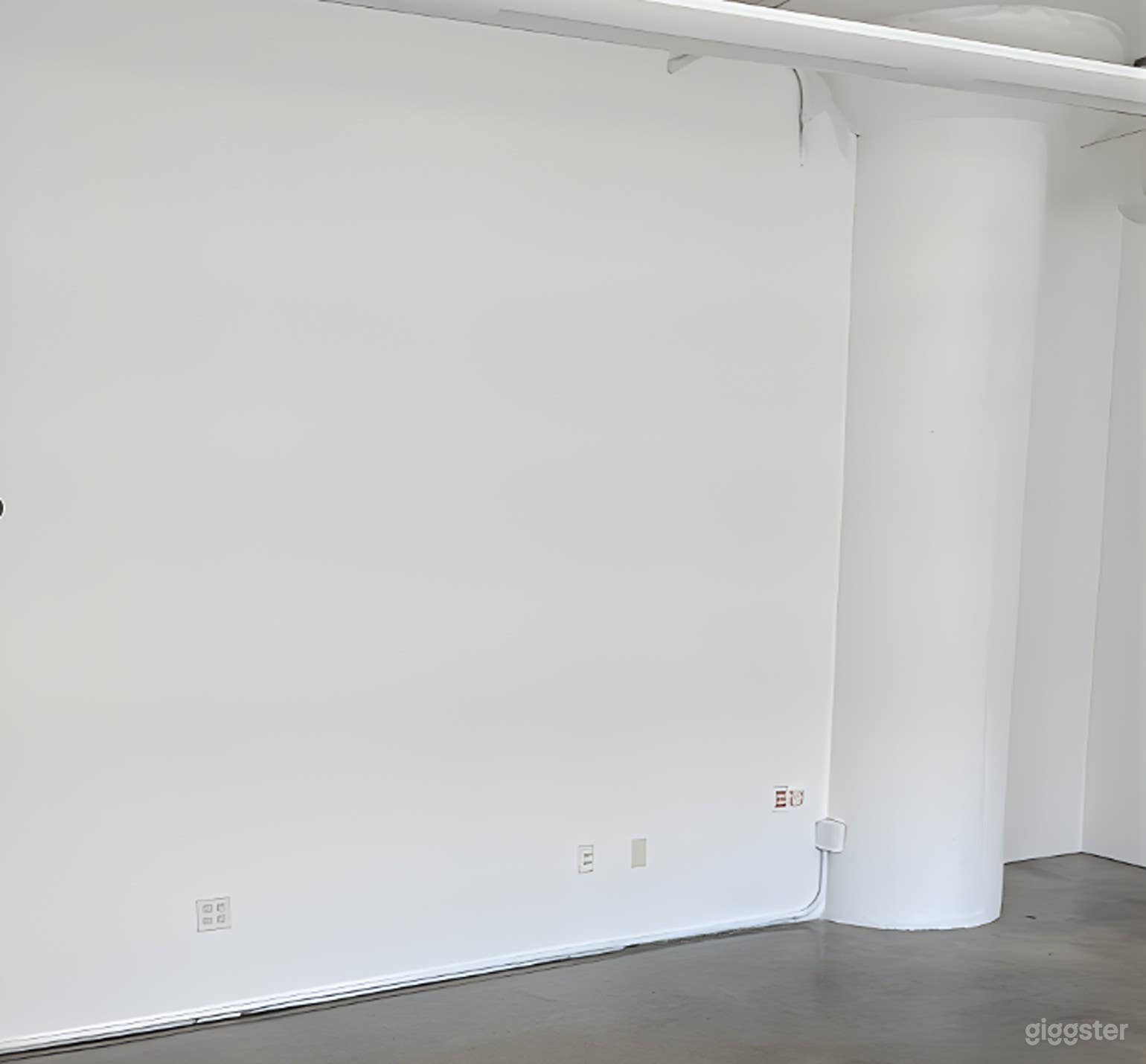 Versatile Open Space with Kitchenette, High Ceiling Photo 2