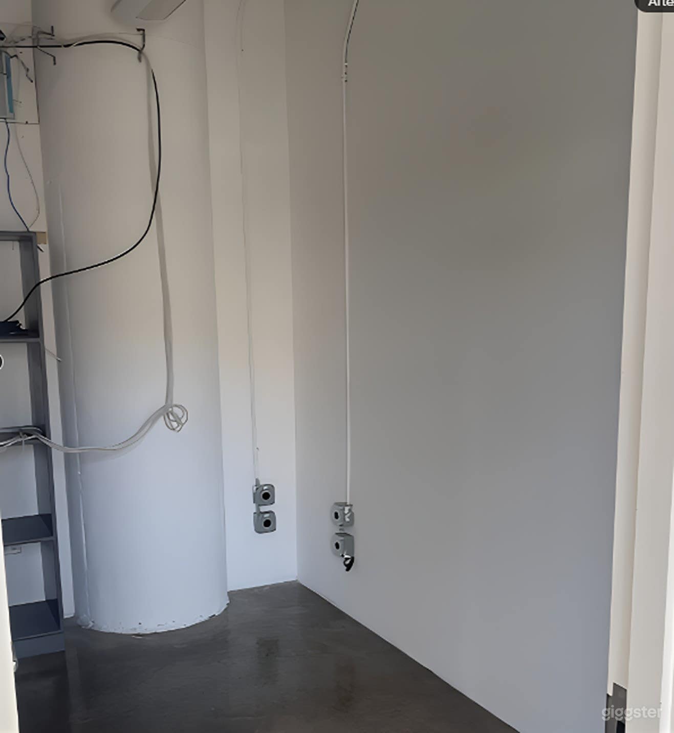 Versatile Open Space with Kitchenette, High Ceiling Photo 4