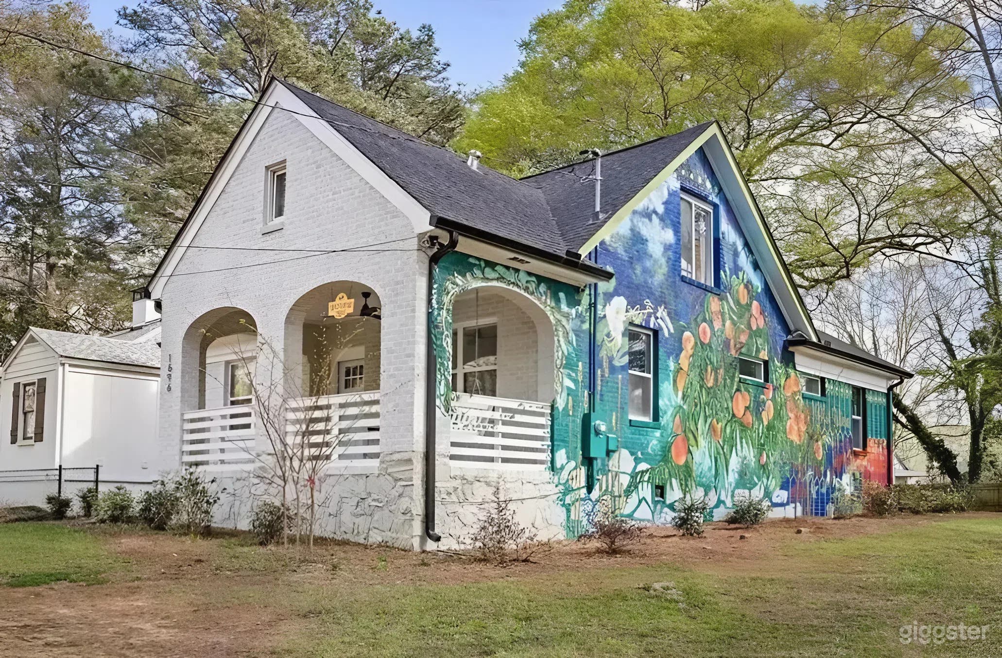 Picture-Perfect ATL Bungalow: Designer Flair &amp; Iconic Mural Photo 1