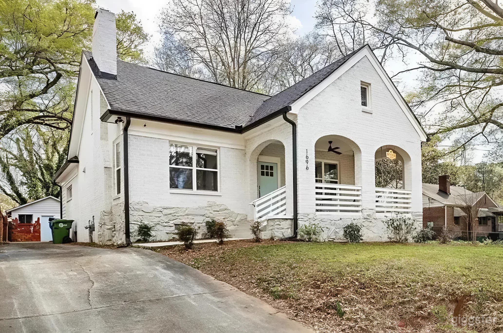 Picture-Perfect ATL Bungalow: Designer Flair &amp; Iconic Mural Photo 2