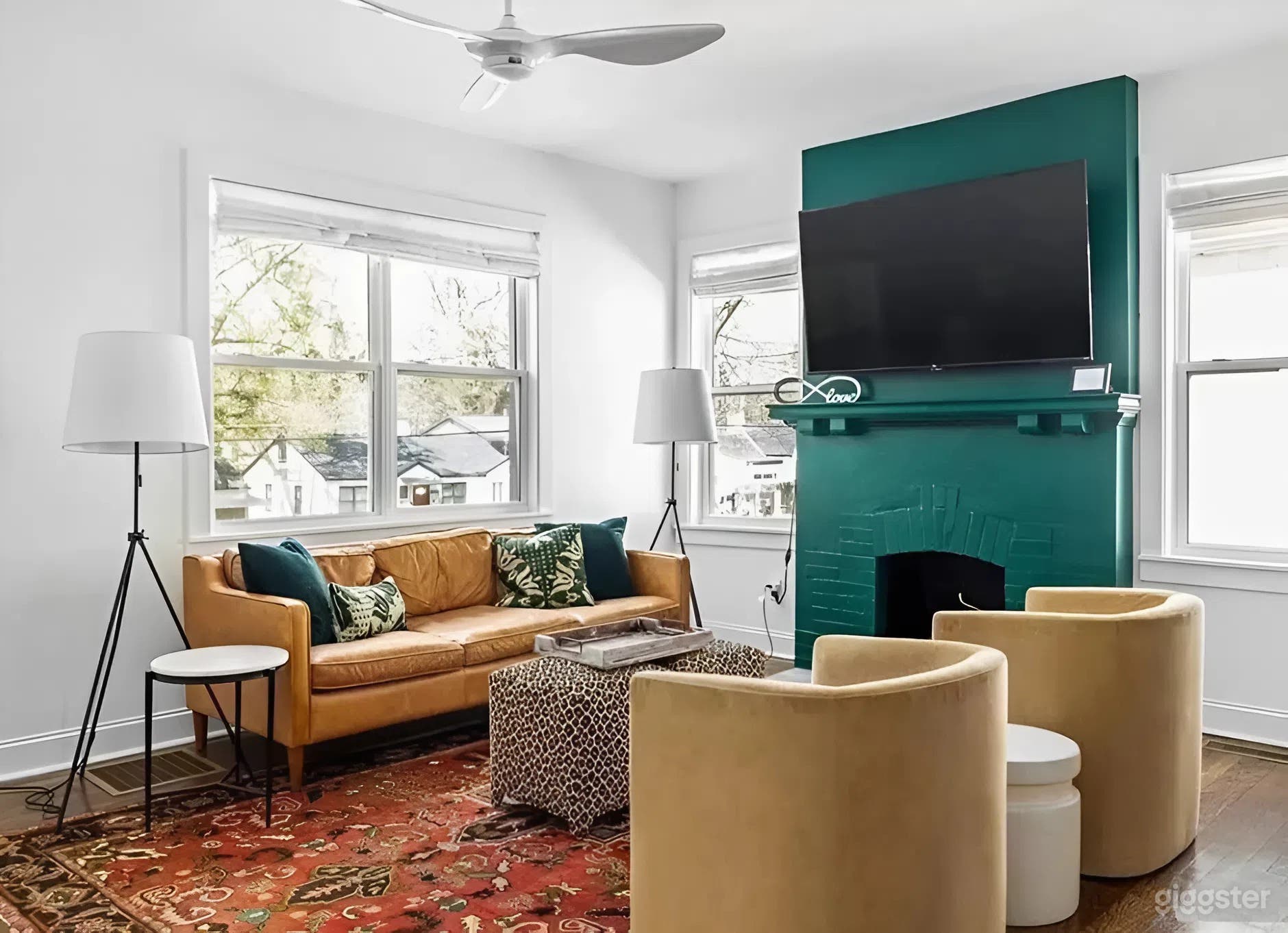 Picture-Perfect ATL Bungalow: Designer Flair &amp; Iconic Mural Photo 4