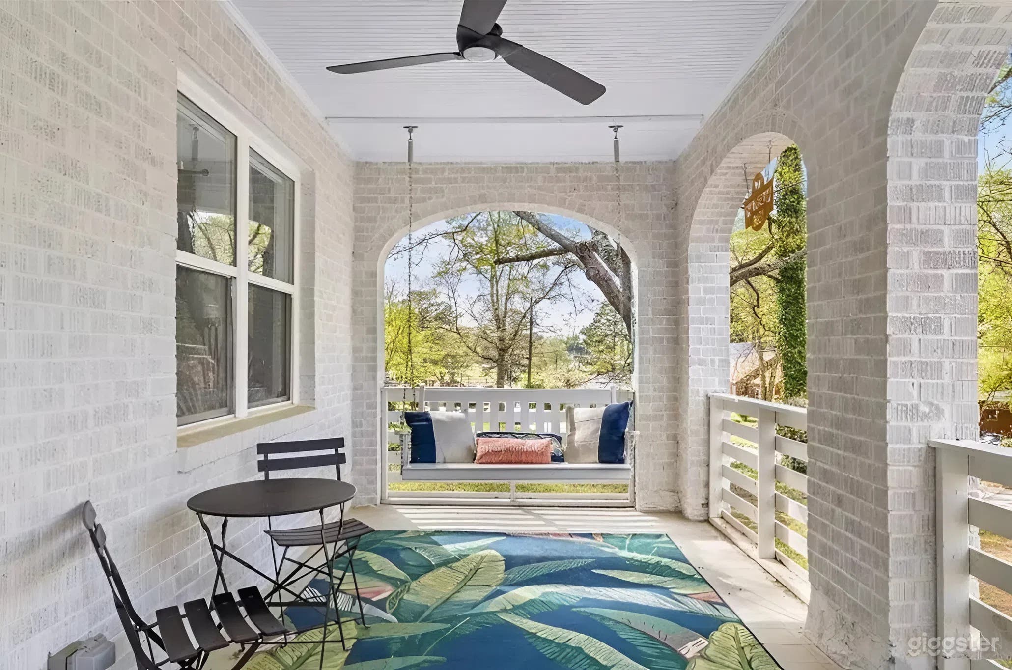 Picture-Perfect ATL Bungalow: Designer Flair &amp; Iconic Mural Photo 3