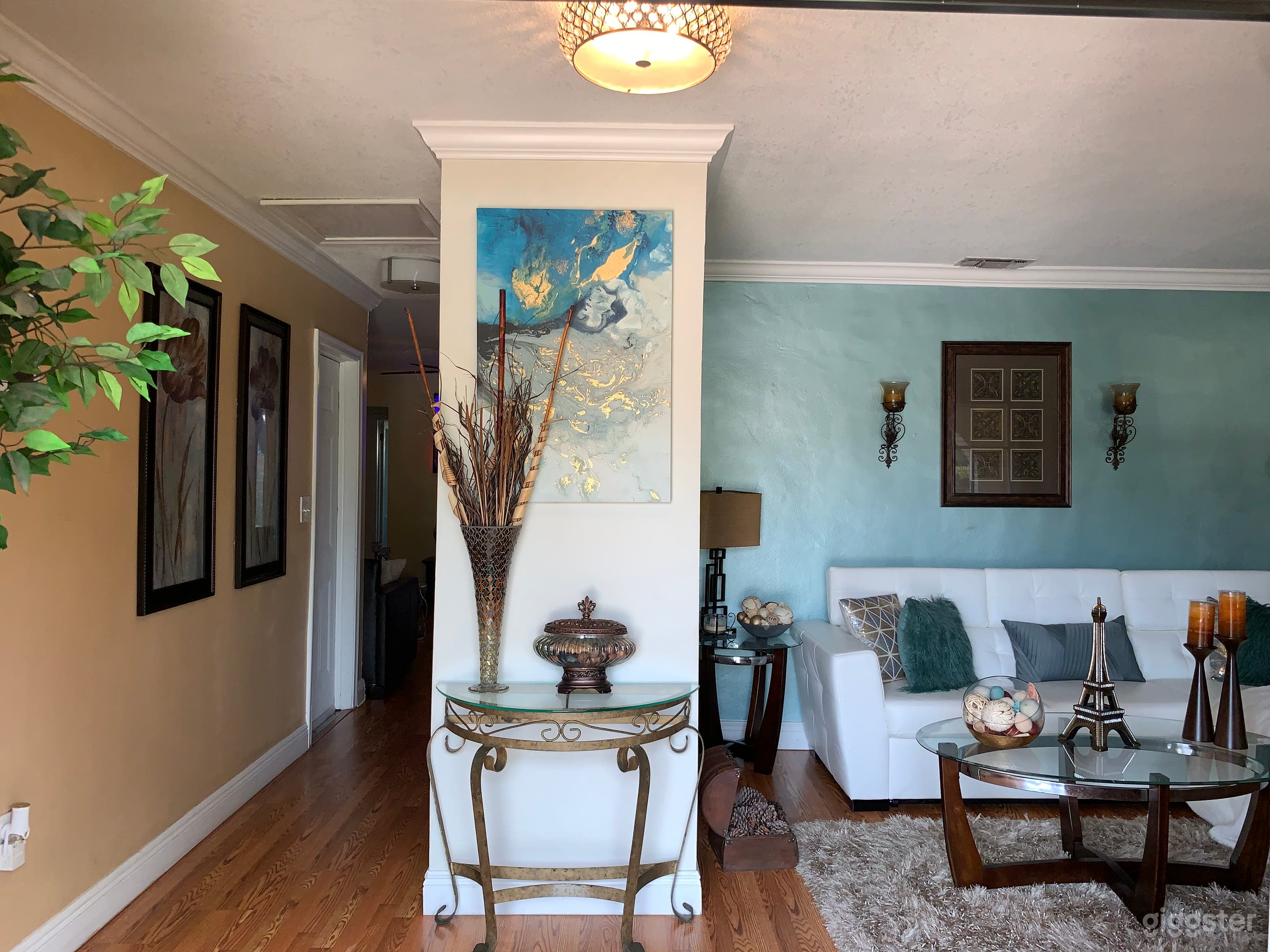 Luxury Lifestyle with Private Pool Photo 2