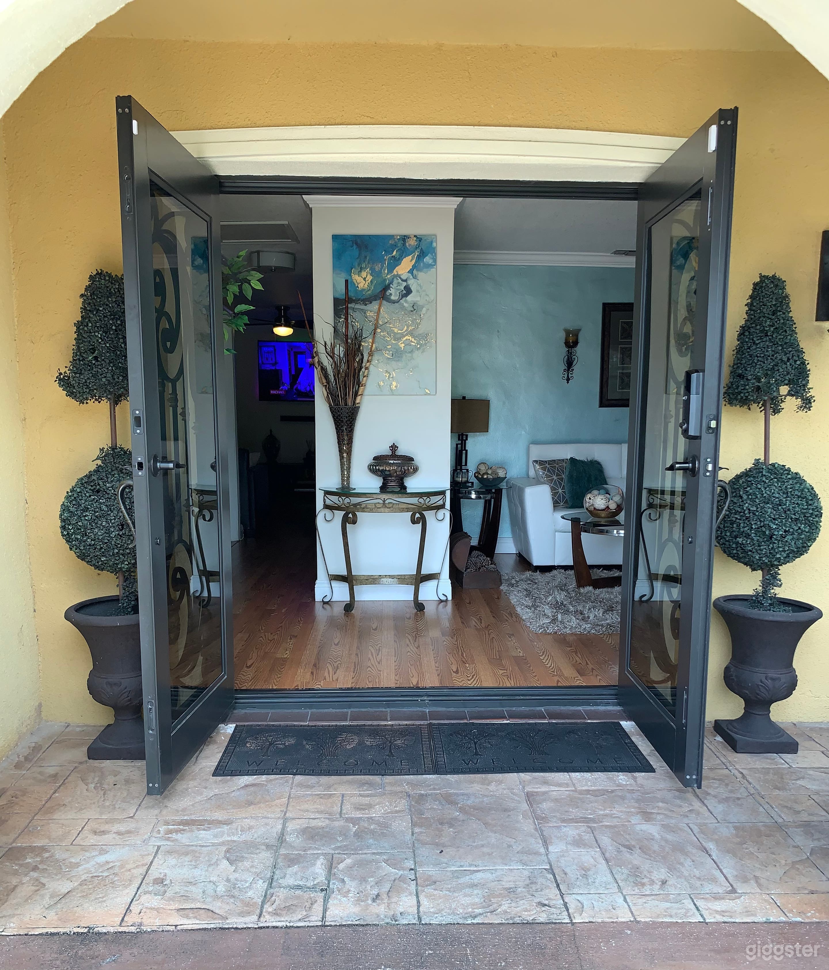 Luxury Lifestyle with Private Pool Photo 1