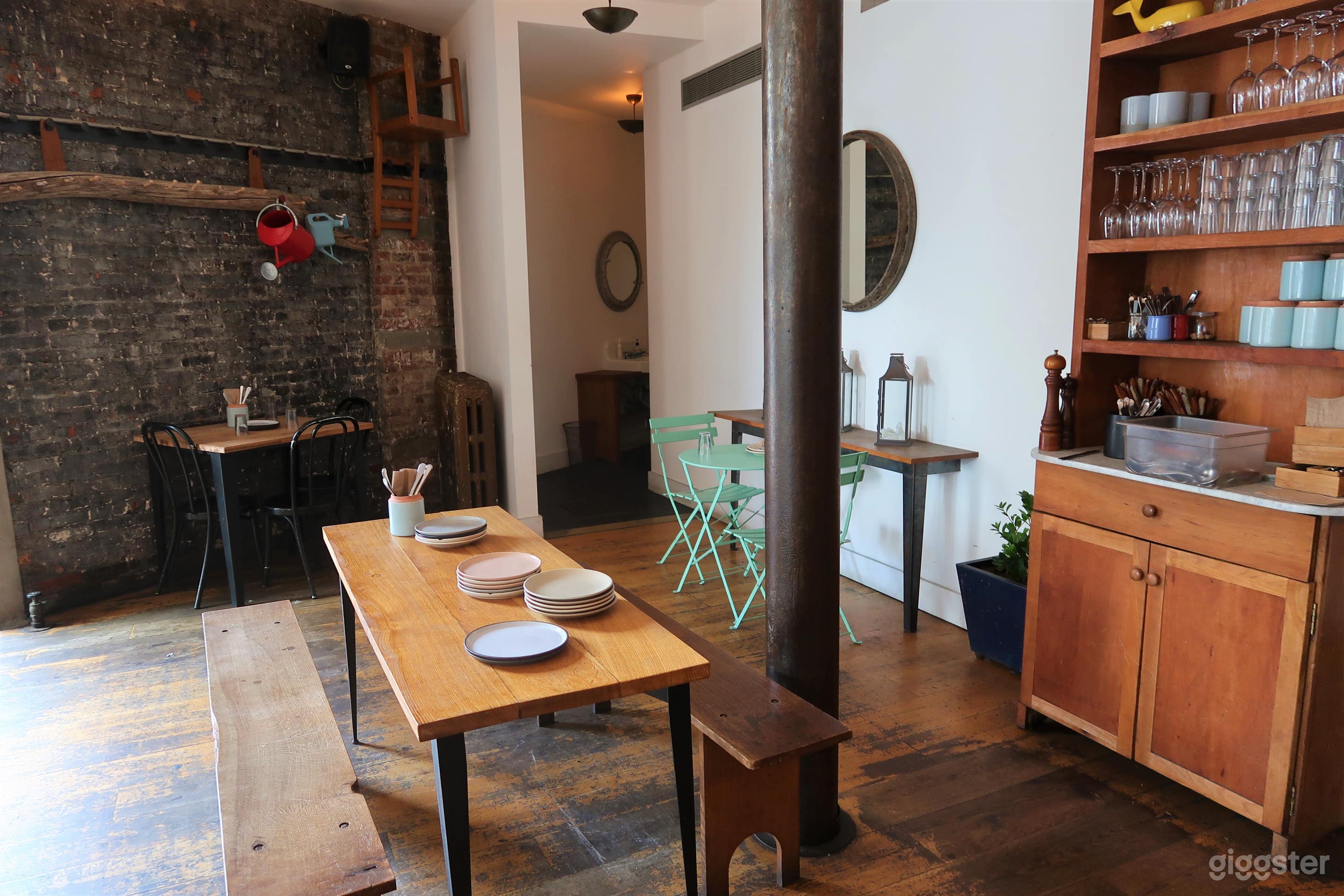 Cool Restaurant/Bar/Cafe in Williamsburg Photo 4