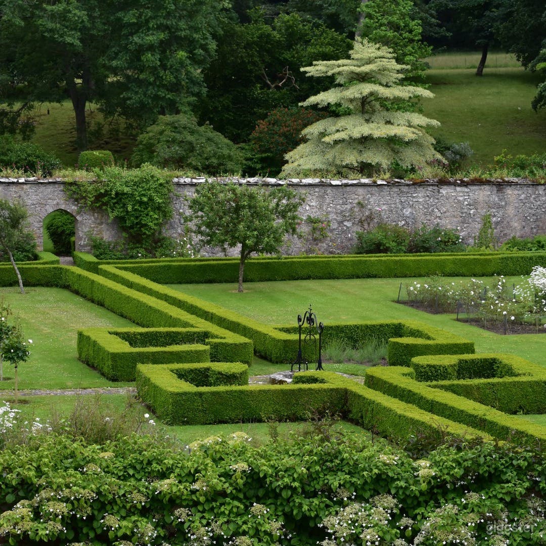Parkland and Beautiful Formal Outdoor Gardens Photo 4