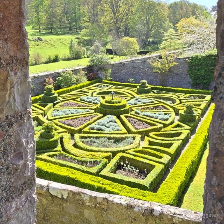  Parkland and Beautiful Formal Outdoor Gardens 