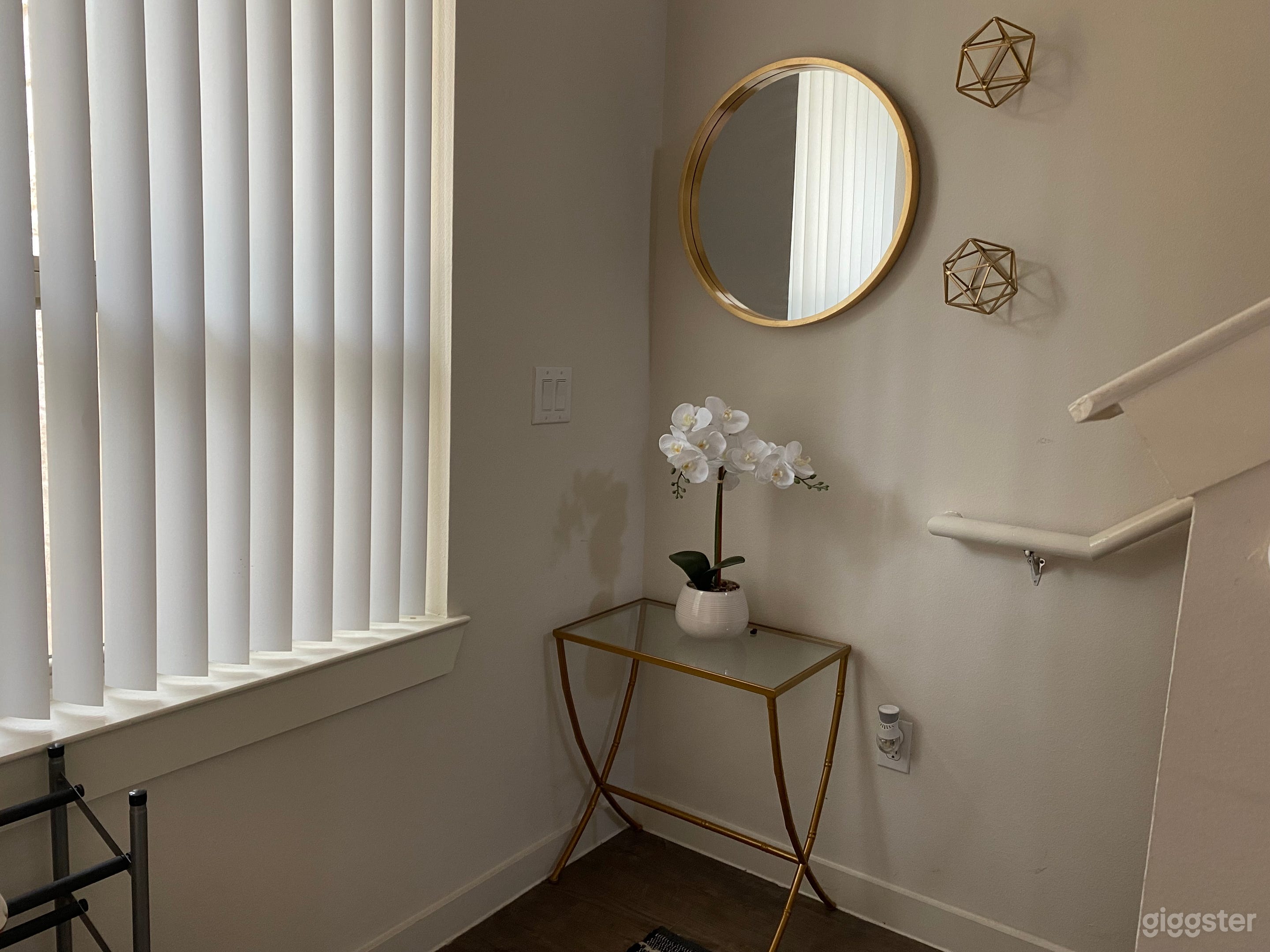 Rare Chic Townhome with beautiful Natural lighting Photo 2