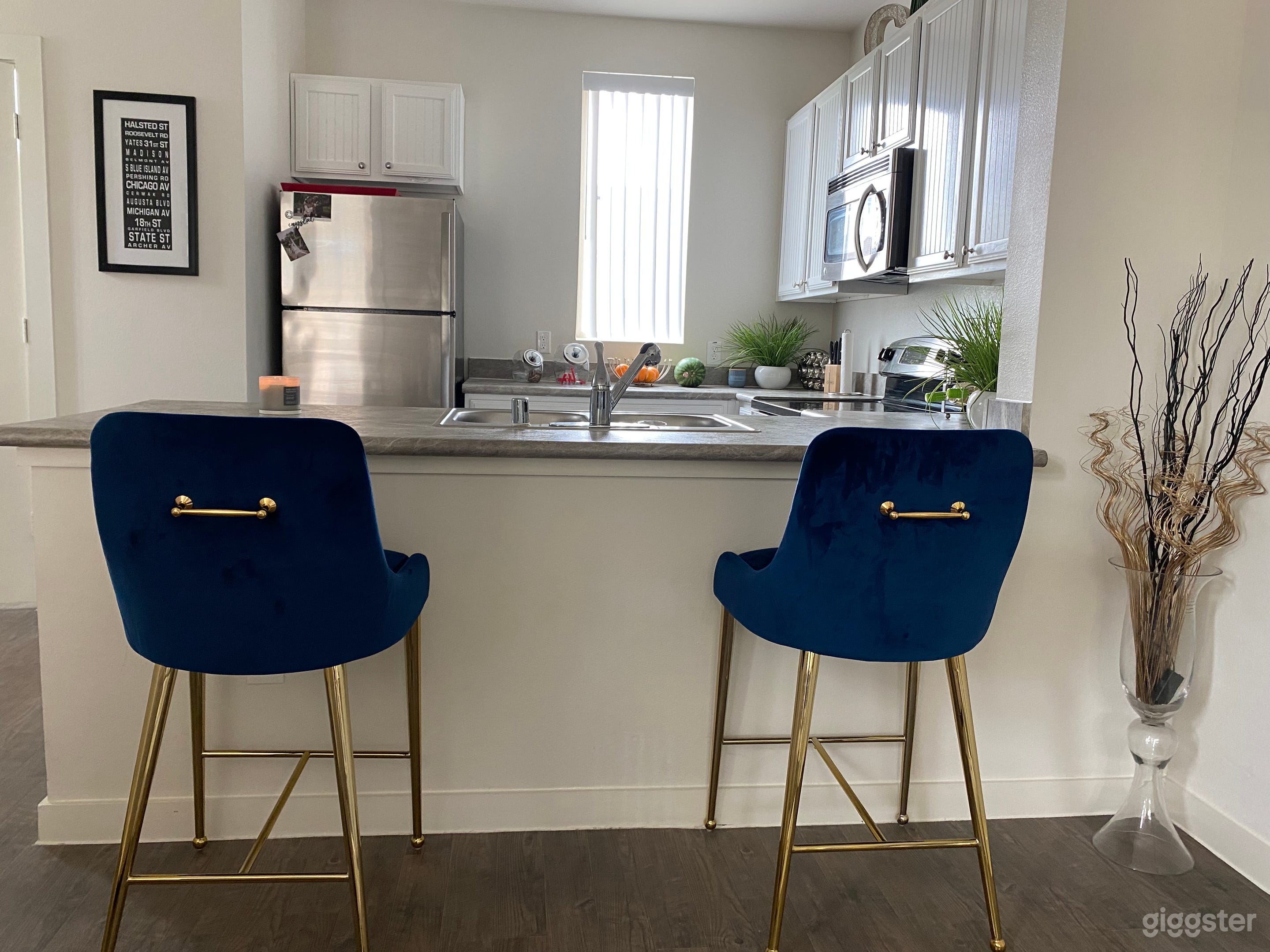 Rare Chic Townhome with beautiful Natural lighting Photo 4