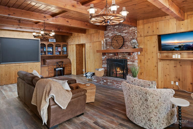  MAIN HOUSE LIVING ROOM 